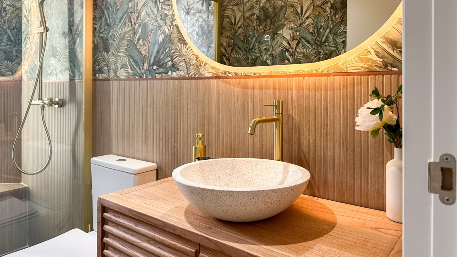 Wir präsentieren dieses elegante Penthouse im modernen Stil, das vollständig mit hochwertigen Materialien und Ausstattungen renoviert wurde. Jedes De