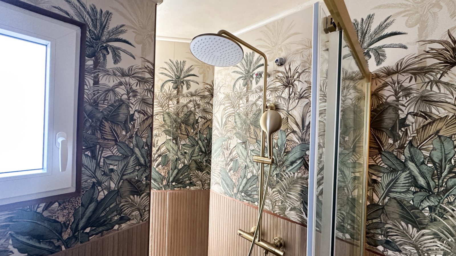 Wir präsentieren dieses elegante Penthouse im modernen Stil, das vollständig mit hochwertigen Materialien und Ausstattungen renoviert wurde. Jedes De