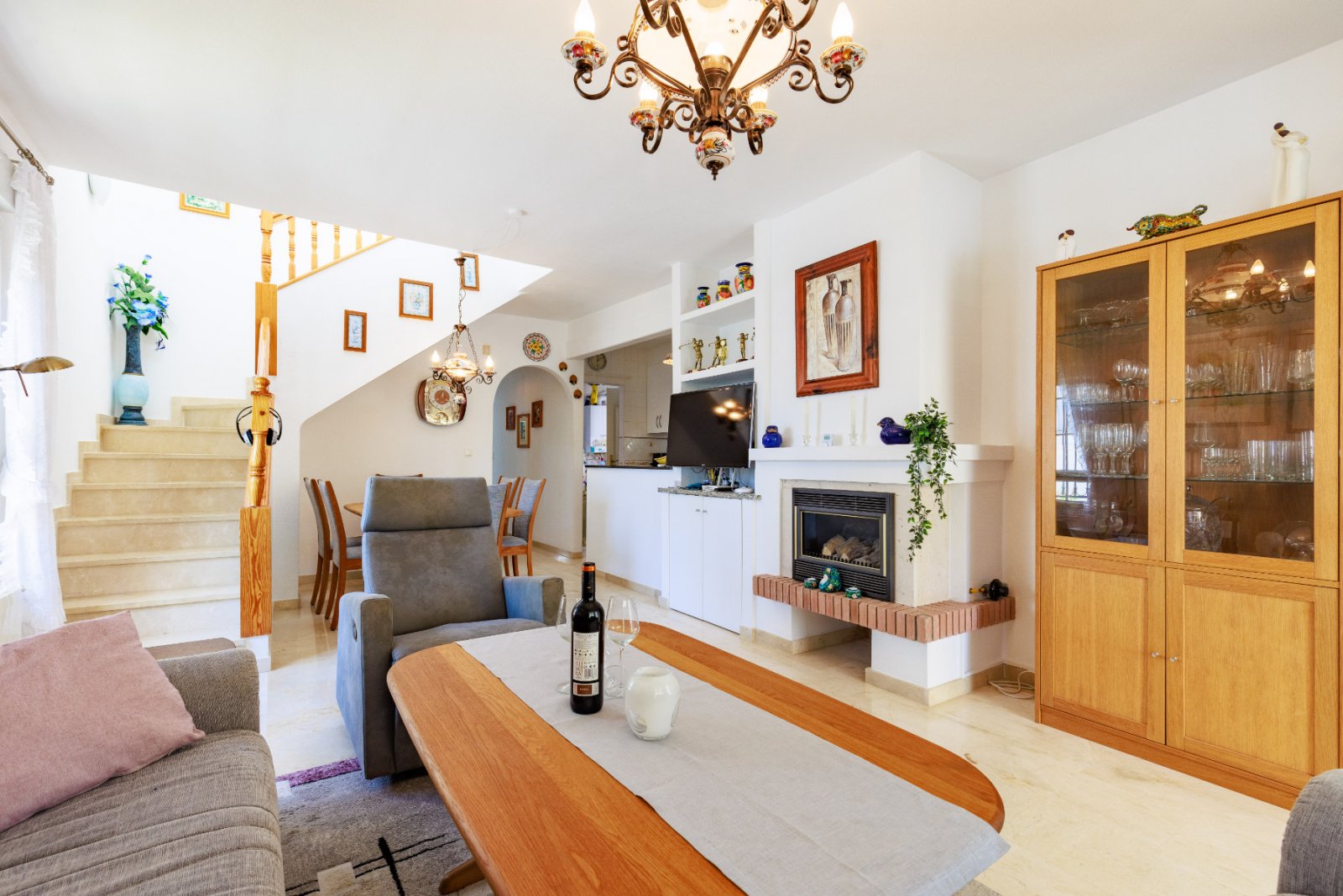 Diese wunderschön gelegene, freistehende Villa mit 3 Schlafzimmern und 2 Bädern in Villamartín Rioja (Grundstücksgröße 285 m²) besticht durch ihre be