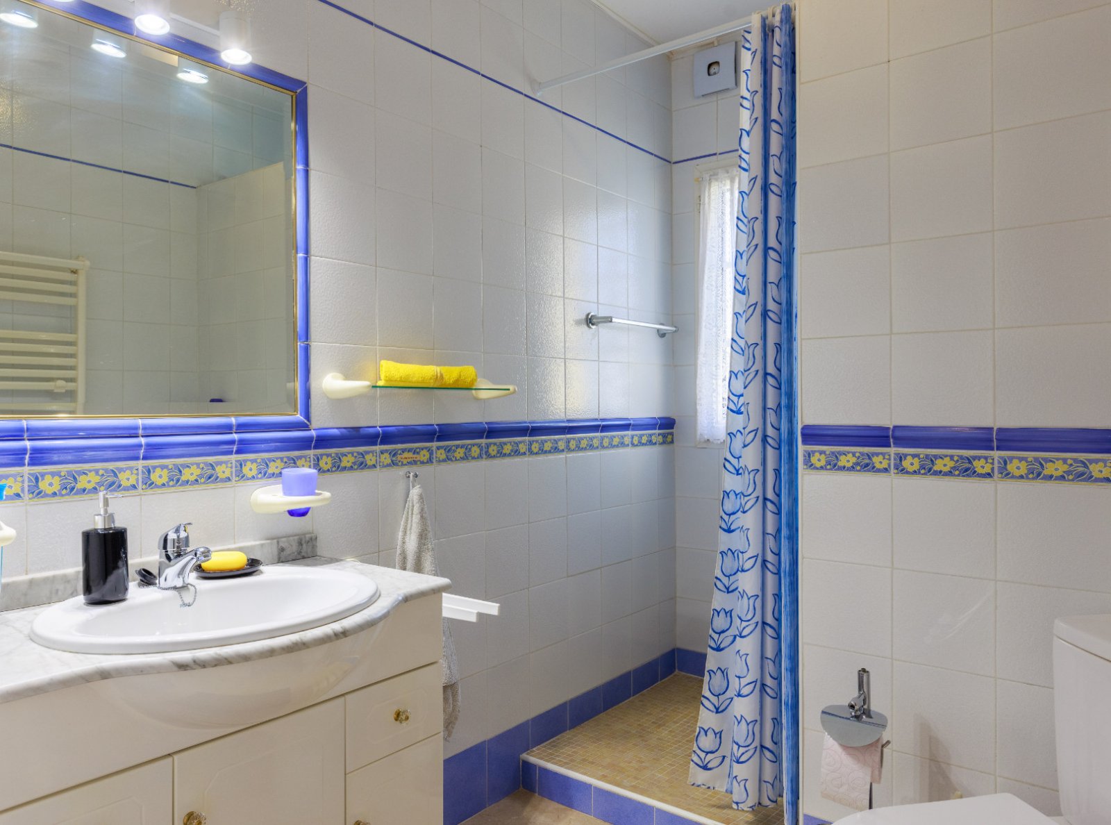 Diese wunderschön gelegene, freistehende Villa mit 3 Schlafzimmern und 2 Bädern in Villamartín Rioja (Grundstücksgröße 285 m²) besticht durch ihre be