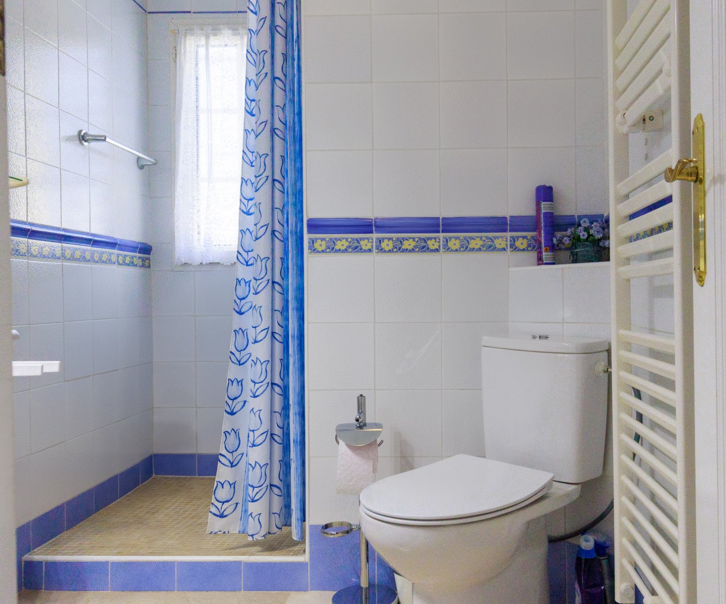 Diese wunderschön gelegene, freistehende Villa mit 3 Schlafzimmern und 2 Bädern in Villamartín Rioja (Grundstücksgröße 285 m²) besticht durch ihre be