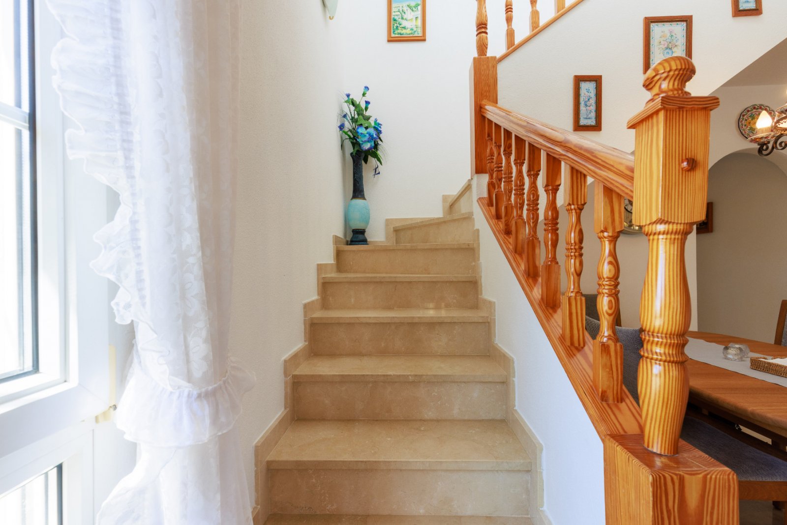Diese wunderschön gelegene, freistehende Villa mit 3 Schlafzimmern und 2 Bädern in Villamartín Rioja (Grundstücksgröße 285 m²) besticht durch ihre be