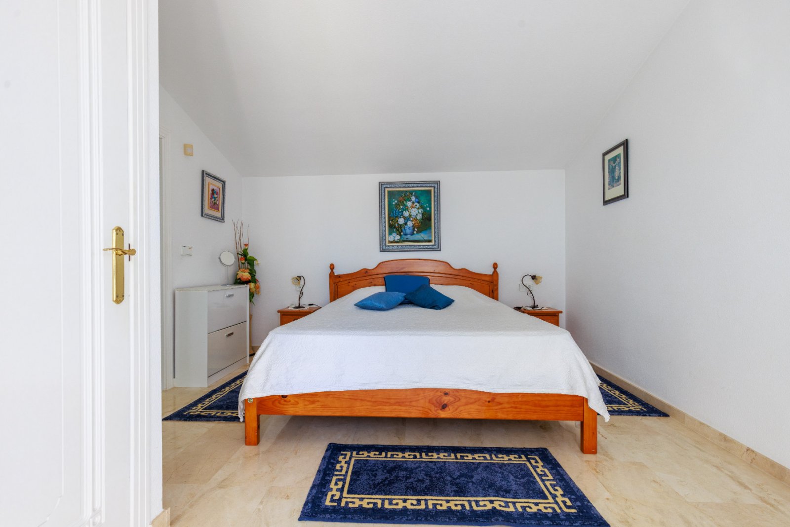 Diese wunderschön gelegene, freistehende Villa mit 3 Schlafzimmern und 2 Bädern in Villamartín Rioja (Grundstücksgröße 285 m²) besticht durch ihre be
