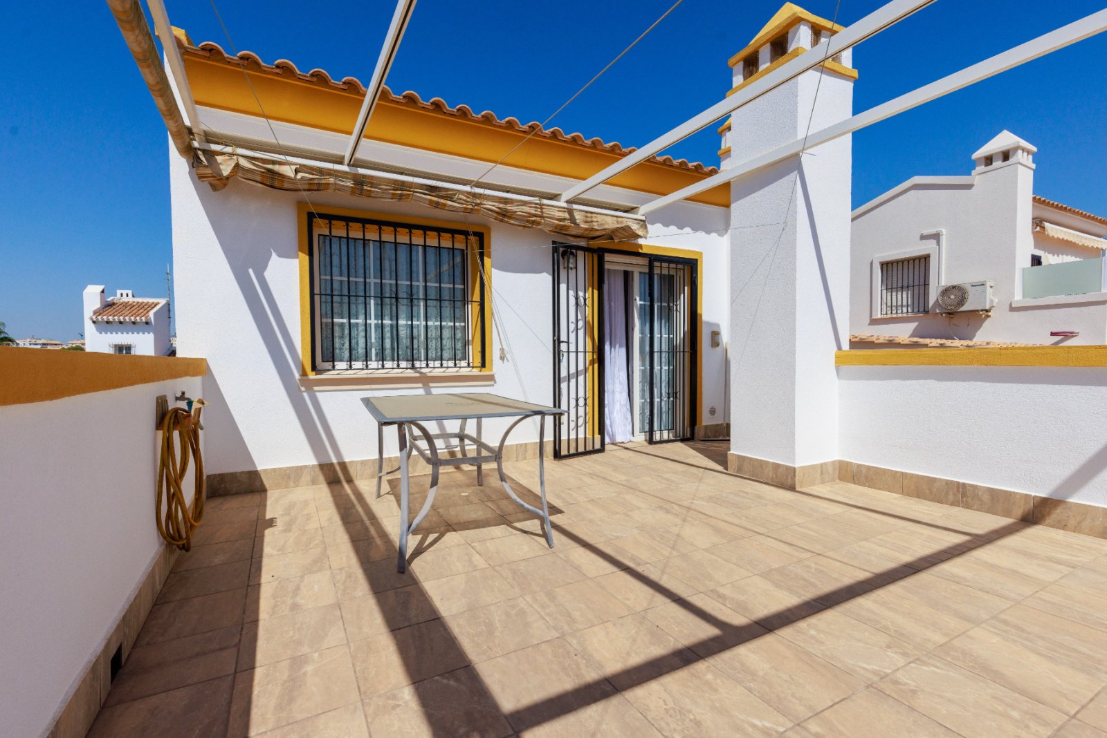 Diese wunderschön gelegene, freistehende Villa mit 3 Schlafzimmern und 2 Bädern in Villamartín Rioja (Grundstücksgröße 285 m²) besticht durch ihre be