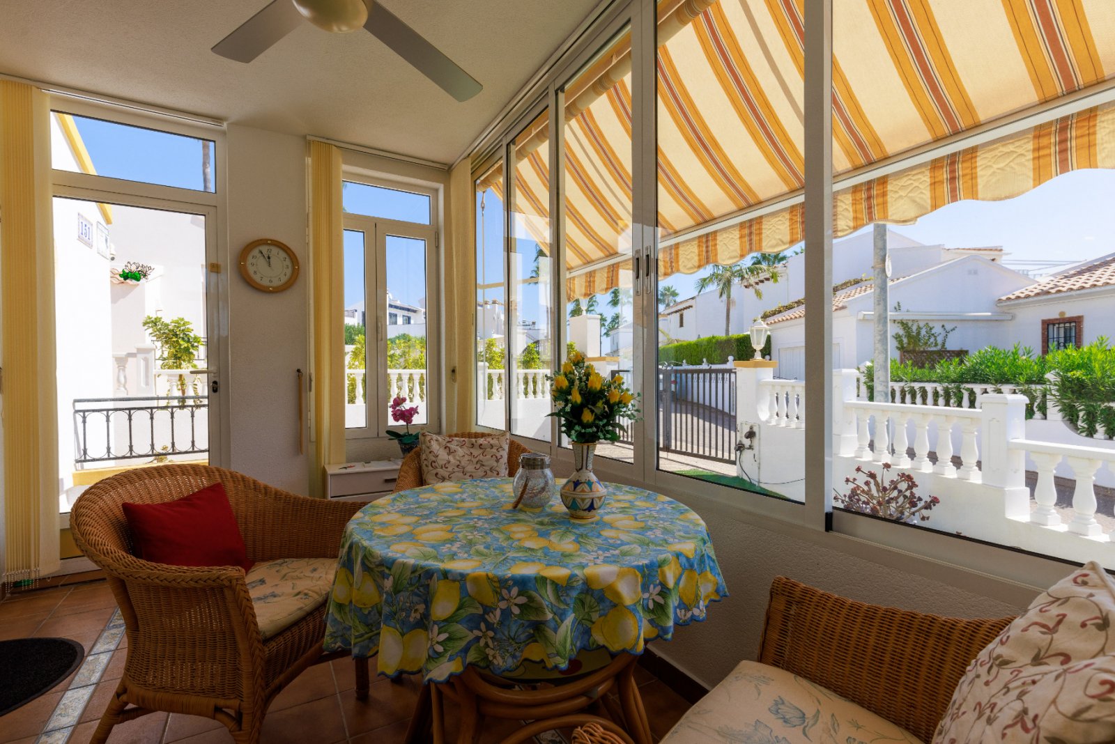 Diese wunderschön gelegene, freistehende Villa mit 3 Schlafzimmern und 2 Bädern in Villamartín Rioja (Grundstücksgröße 285 m²) besticht durch ihre be