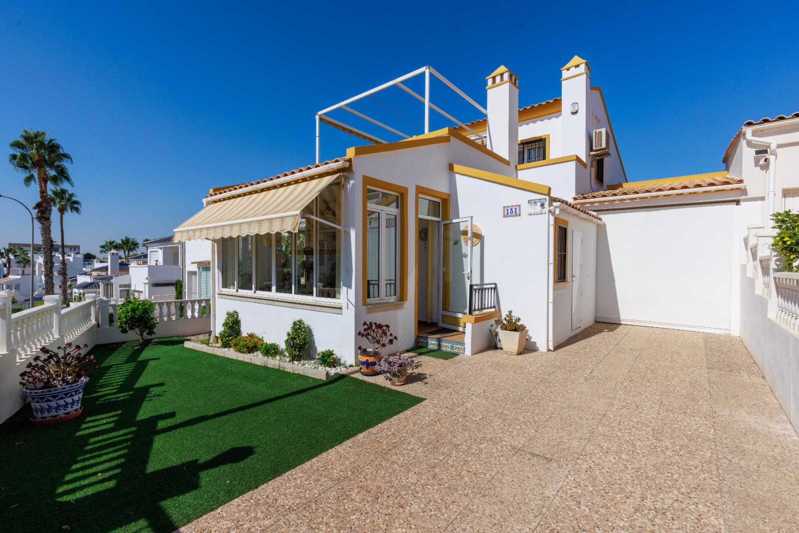 Diese wunderschön gelegene, freistehende Villa mit 3 Schlafzimmern und 2 Bädern in Villamartín Rioja (Grundstücksgröße 285 m²) besticht durch ihre be