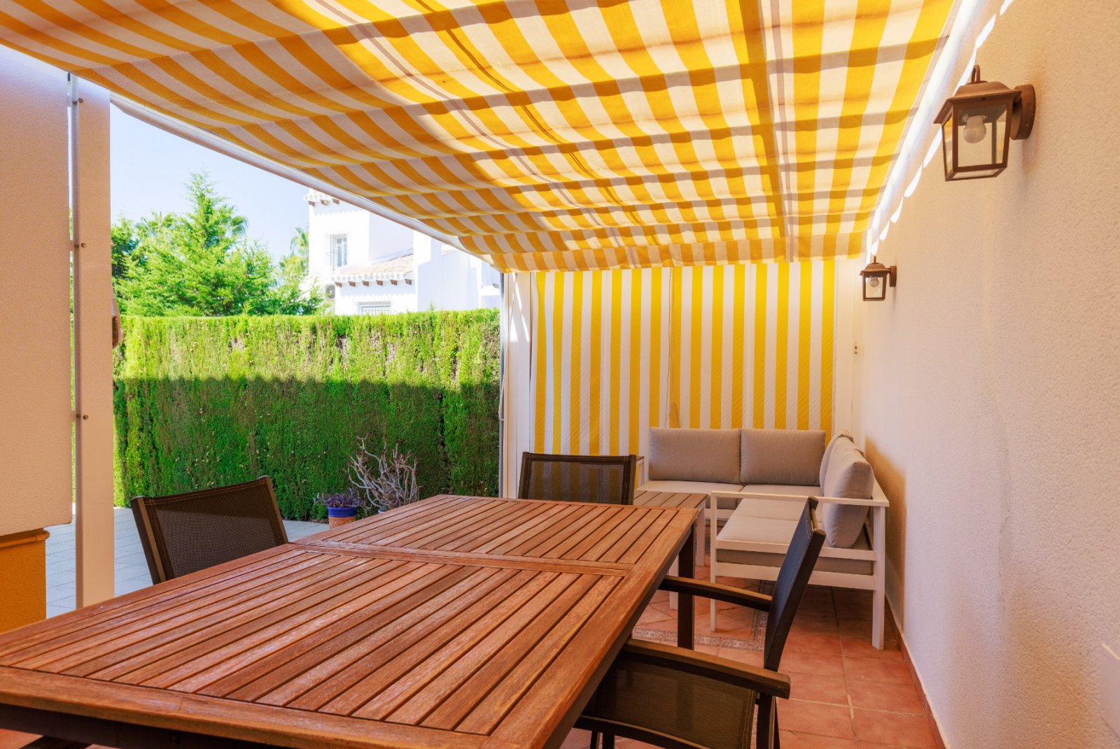Diese wunderschön gelegene, freistehende Villa mit 3 Schlafzimmern und 2 Bädern in Villamartín Rioja (Grundstücksgröße 285 m²) besticht durch ihre be