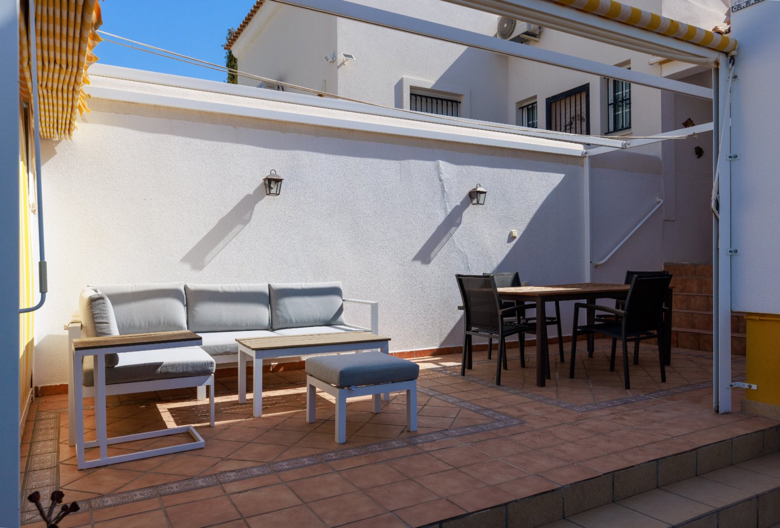 Diese wunderschön gelegene, freistehende Villa mit 3 Schlafzimmern und 2 Bädern in Villamartín Rioja (Grundstücksgröße 285 m²) besticht durch ihre be