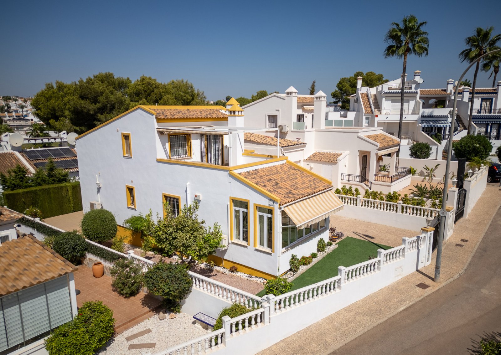 Diese wunderschön gelegene, freistehende Villa mit 3 Schlafzimmern und 2 Bädern in Villamartín Rioja (Grundstücksgröße 285 m²) besticht durch ihre be