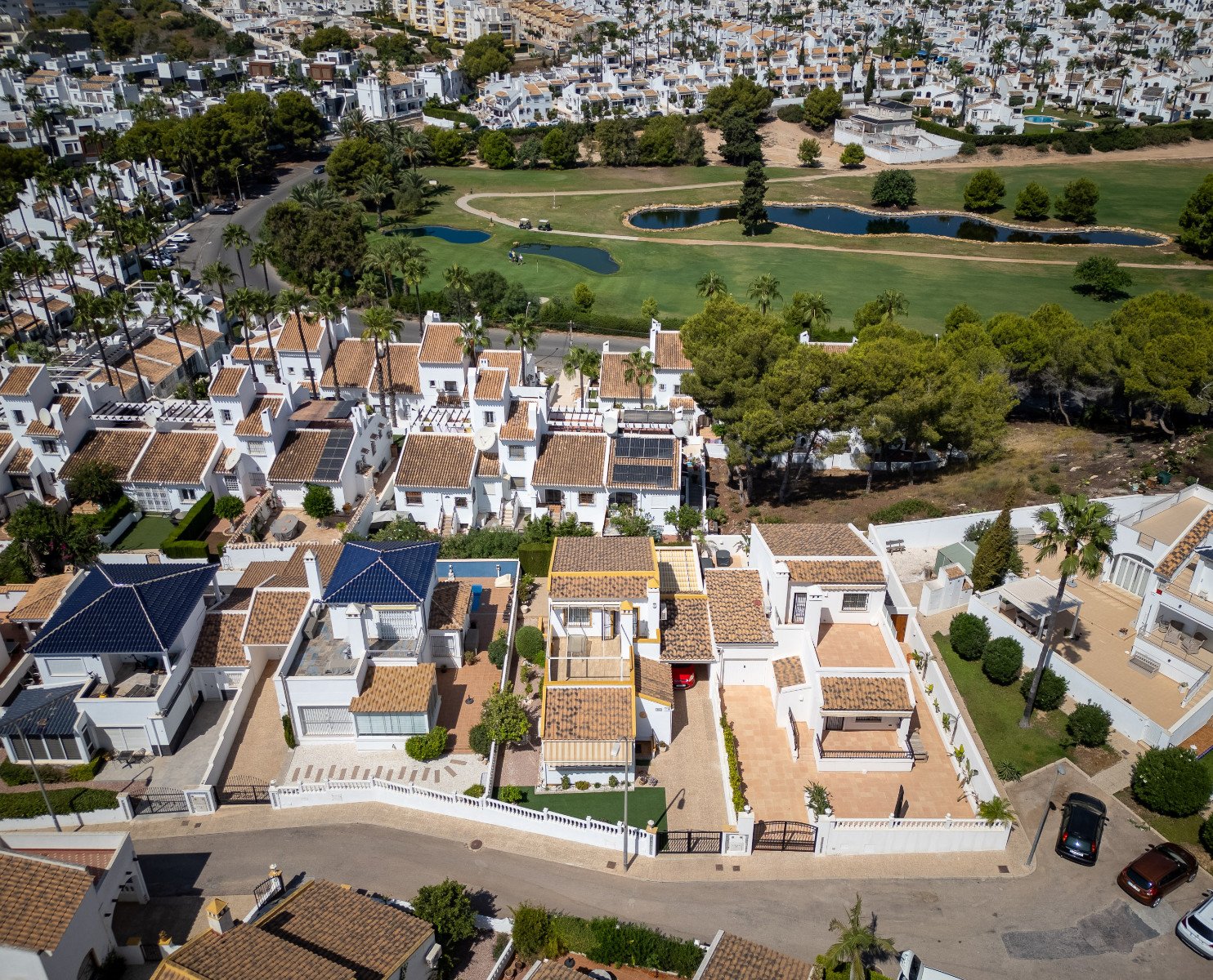 Diese wunderschön gelegene, freistehende Villa mit 3 Schlafzimmern und 2 Bädern in Villamartín Rioja (Grundstücksgröße 285 m²) besticht durch ihre be