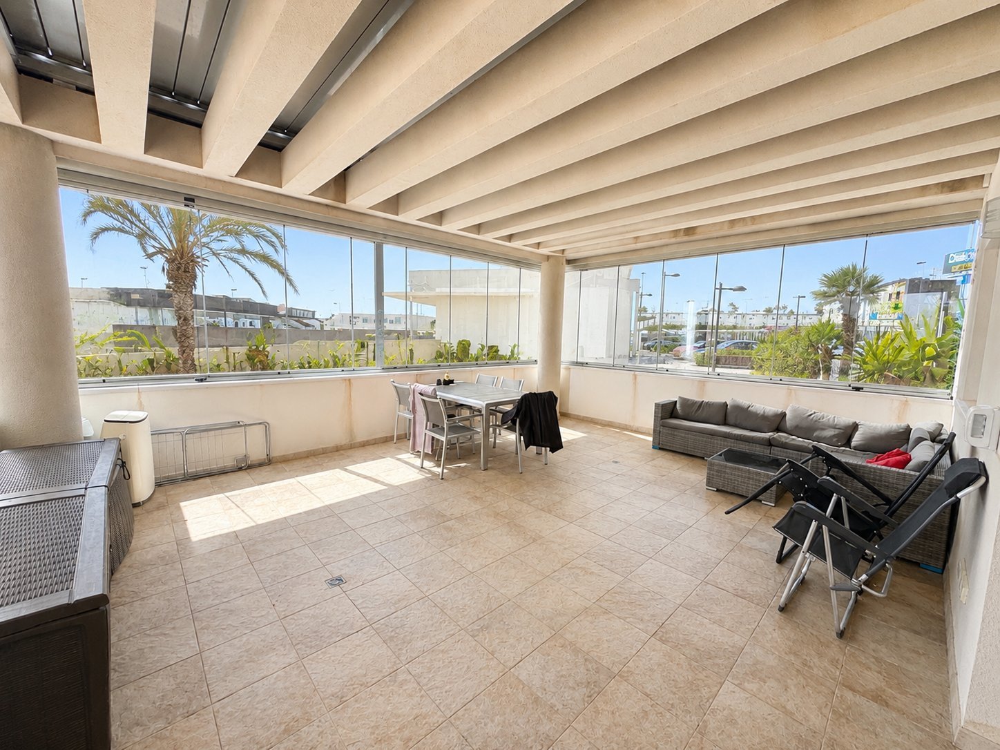 Don’t miss this fantastic opportunity to own a beautiful modern apartment in the highly sought-after and ever-popular area of Los Dolses.
&a