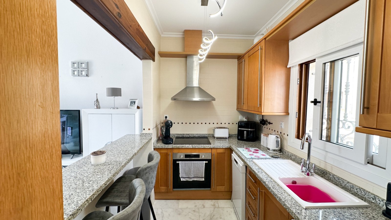 Wunderschönes, ebenerdiges Reihenhaus mit 2 Schlafzimmern und 2 Badezimmern am La Finca Golf, Baujahr 2011. Dieses barrierefreie, treppenlose Zuhause
