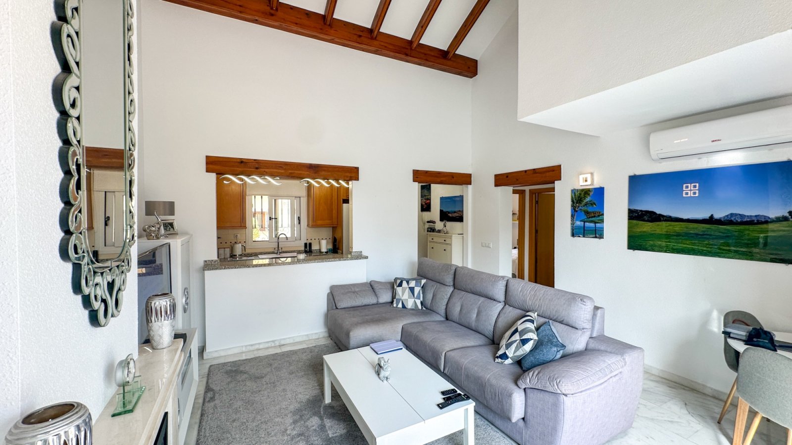 Wunderschönes, ebenerdiges Reihenhaus mit 2 Schlafzimmern und 2 Badezimmern am La Finca Golf, Baujahr 2011. Dieses barrierefreie, treppenlose Zuhause