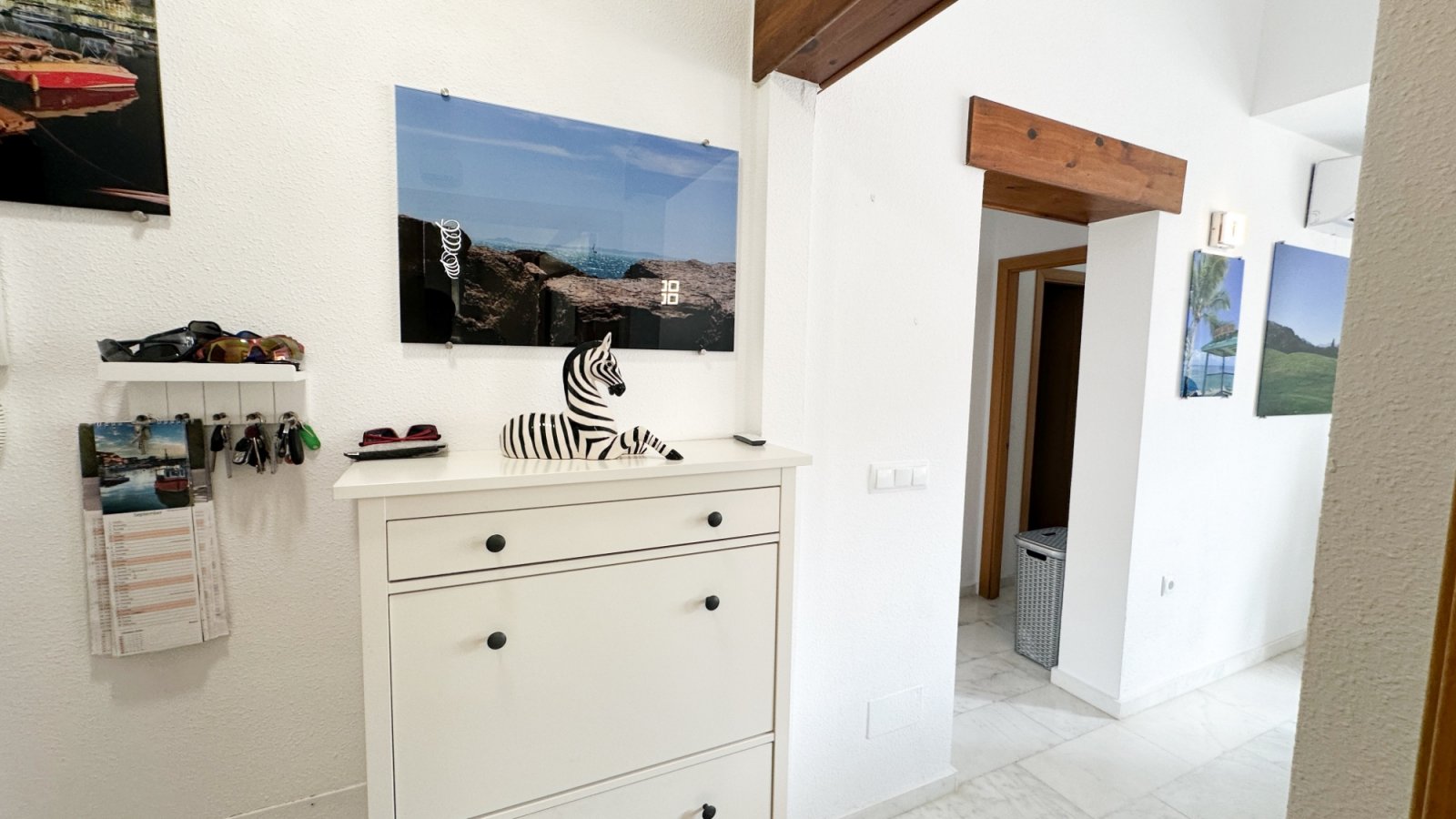Wunderschönes, ebenerdiges Reihenhaus mit 2 Schlafzimmern und 2 Badezimmern am La Finca Golf, Baujahr 2011. Dieses barrierefreie, treppenlose Zuhause