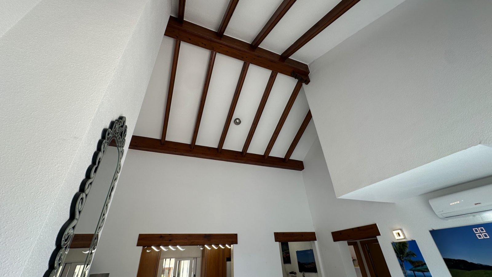 Wunderschönes, ebenerdiges Reihenhaus mit 2 Schlafzimmern und 2 Badezimmern am La Finca Golf, Baujahr 2011. Dieses barrierefreie, treppenlose Zuhause
