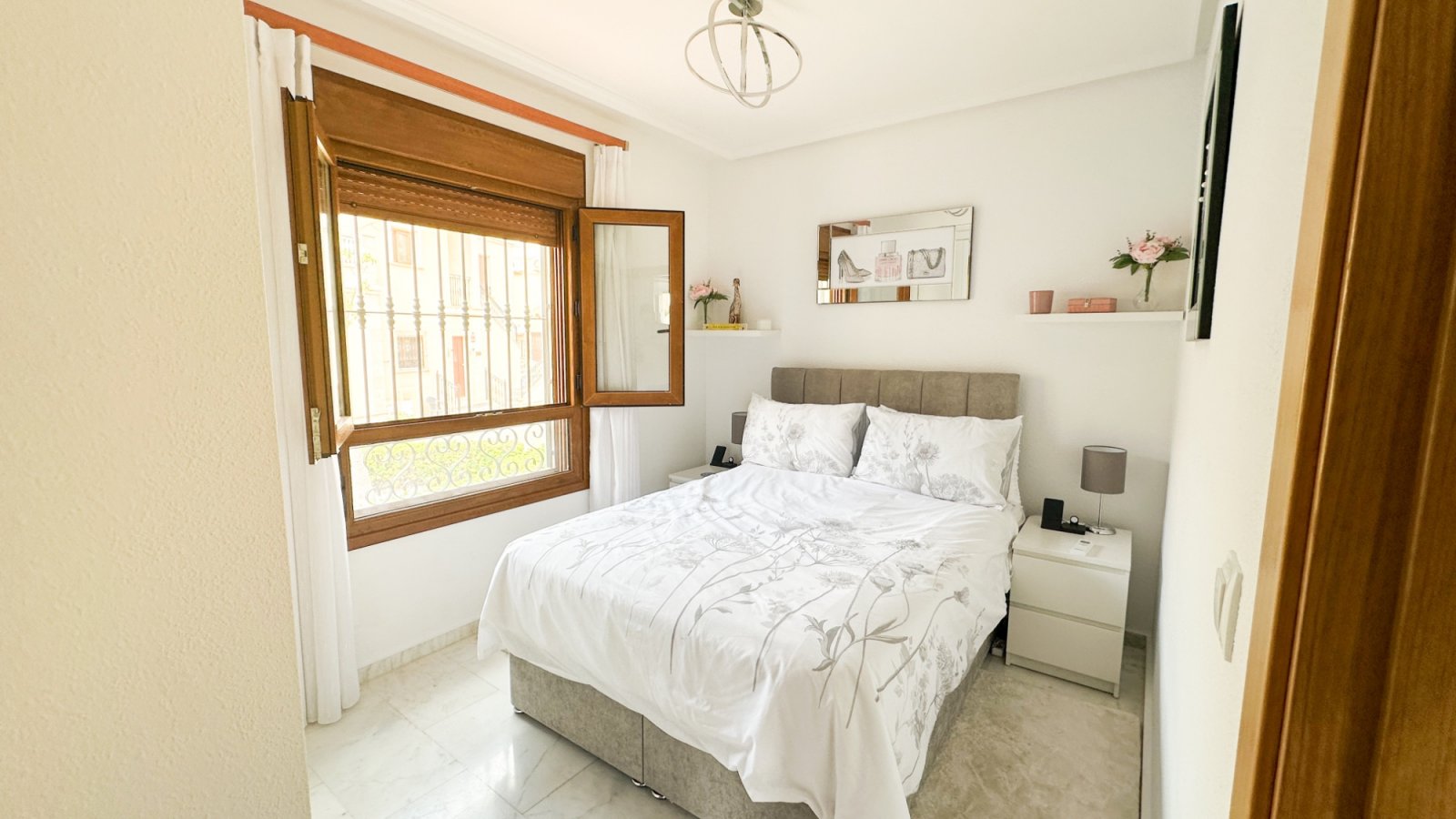 Wunderschönes, ebenerdiges Reihenhaus mit 2 Schlafzimmern und 2 Badezimmern am La Finca Golf, Baujahr 2011. Dieses barrierefreie, treppenlose Zuhause