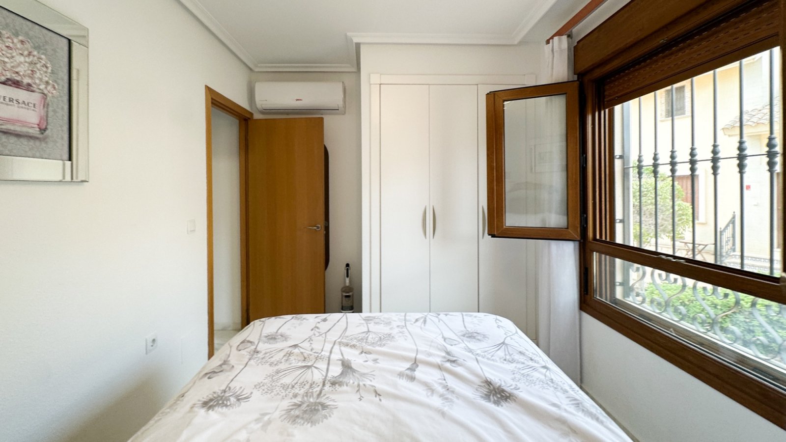 Wunderschönes, ebenerdiges Reihenhaus mit 2 Schlafzimmern und 2 Badezimmern am La Finca Golf, Baujahr 2011. Dieses barrierefreie, treppenlose Zuhause