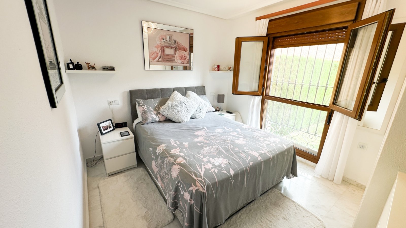 Wunderschönes, ebenerdiges Reihenhaus mit 2 Schlafzimmern und 2 Badezimmern am La Finca Golf, Baujahr 2011. Dieses barrierefreie, treppenlose Zuhause
