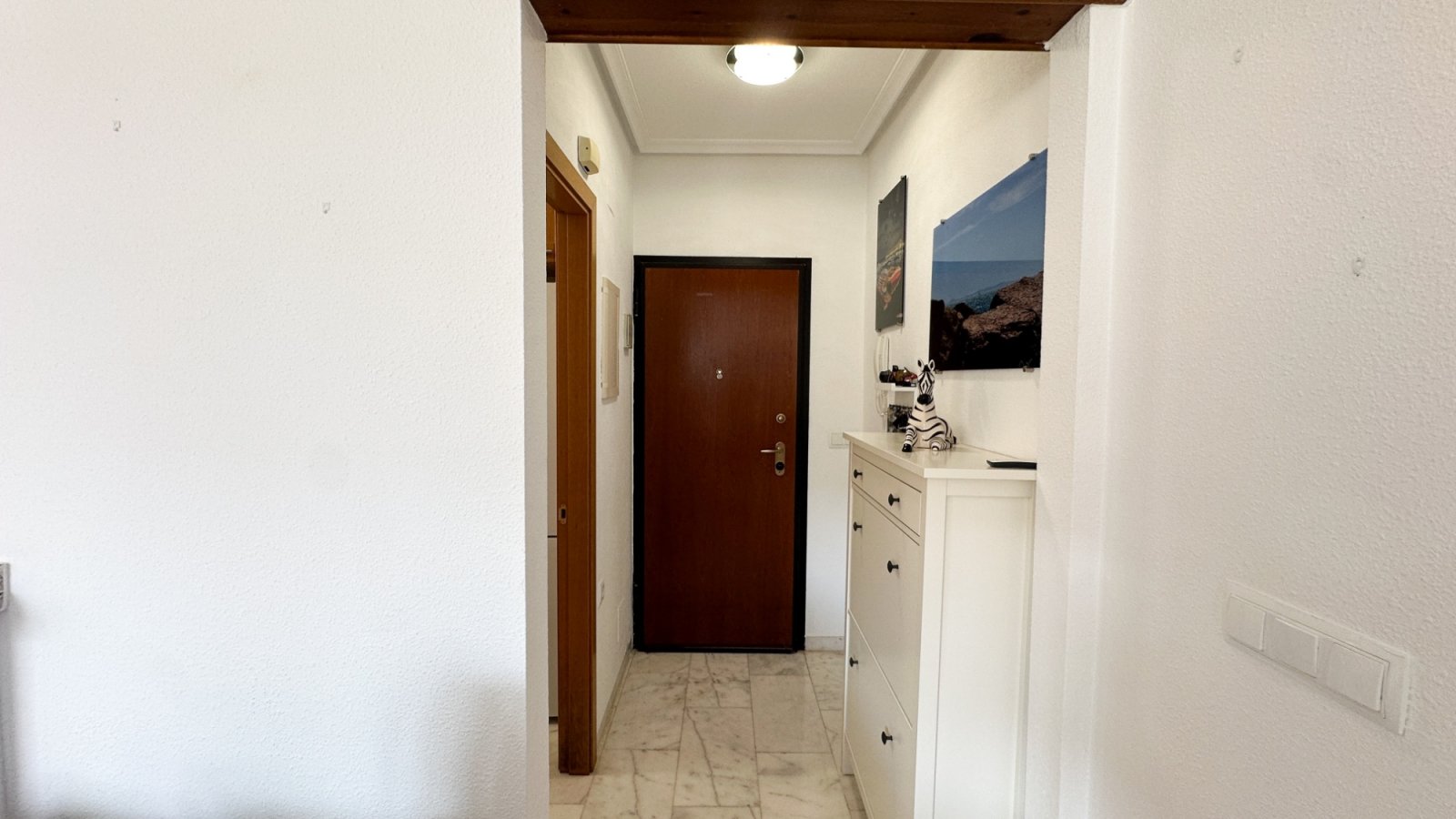 Wunderschönes, ebenerdiges Reihenhaus mit 2 Schlafzimmern und 2 Badezimmern am La Finca Golf, Baujahr 2011. Dieses barrierefreie, treppenlose Zuhause