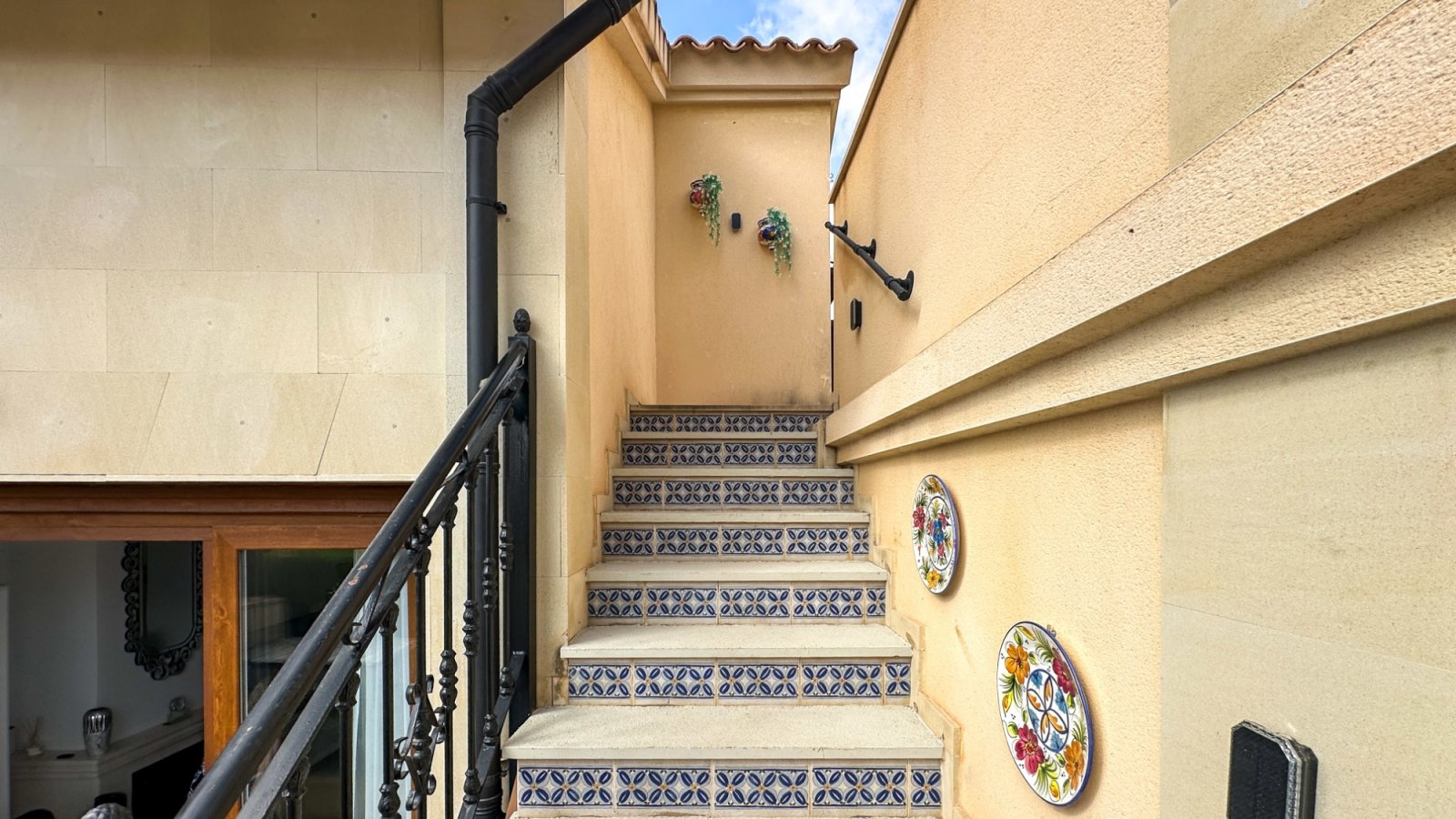 Wunderschönes, ebenerdiges Reihenhaus mit 2 Schlafzimmern und 2 Badezimmern am La Finca Golf, Baujahr 2011. Dieses barrierefreie, treppenlose Zuhause