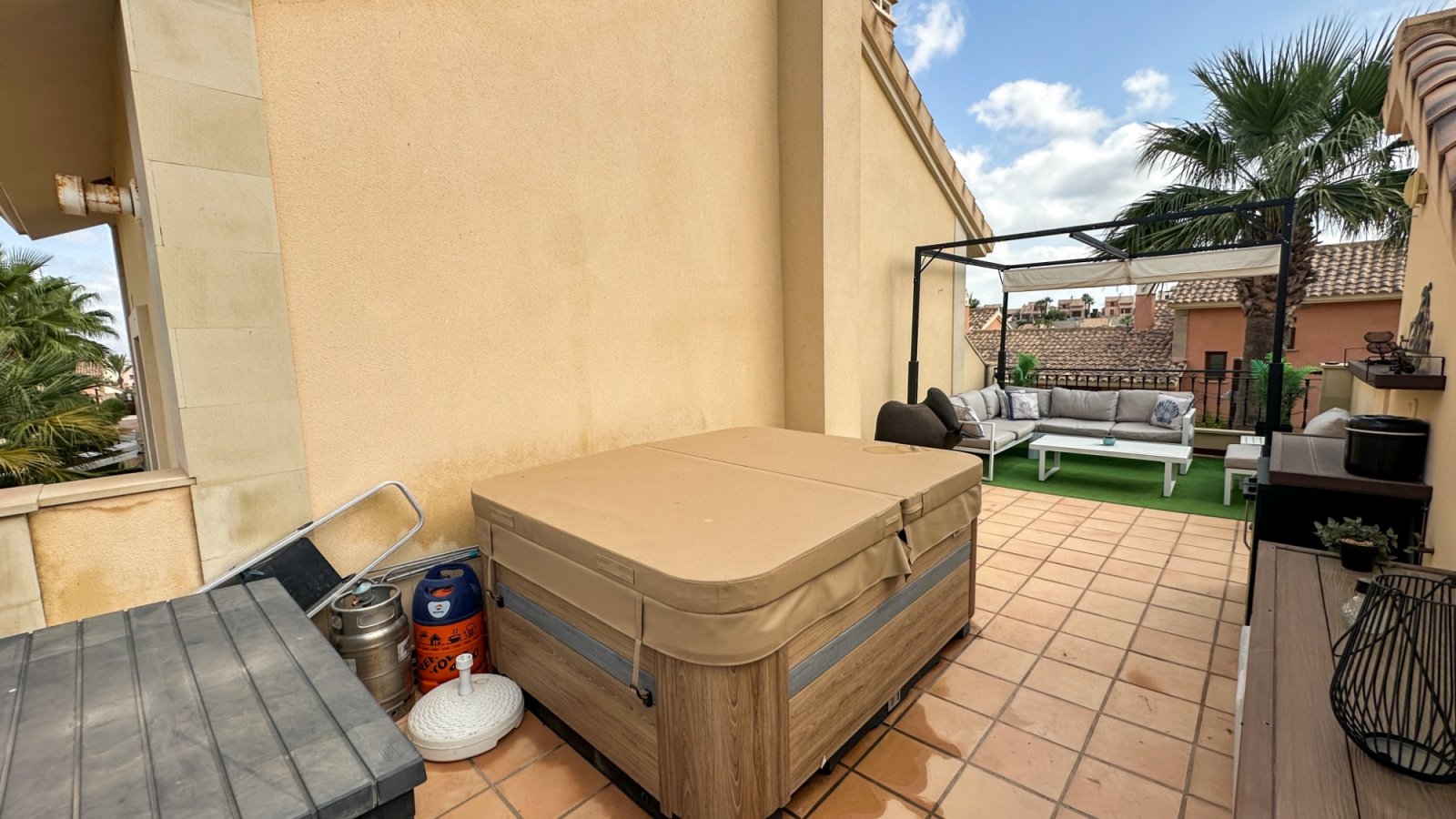 Wunderschönes, ebenerdiges Reihenhaus mit 2 Schlafzimmern und 2 Badezimmern am La Finca Golf, Baujahr 2011. Dieses barrierefreie, treppenlose Zuhause
