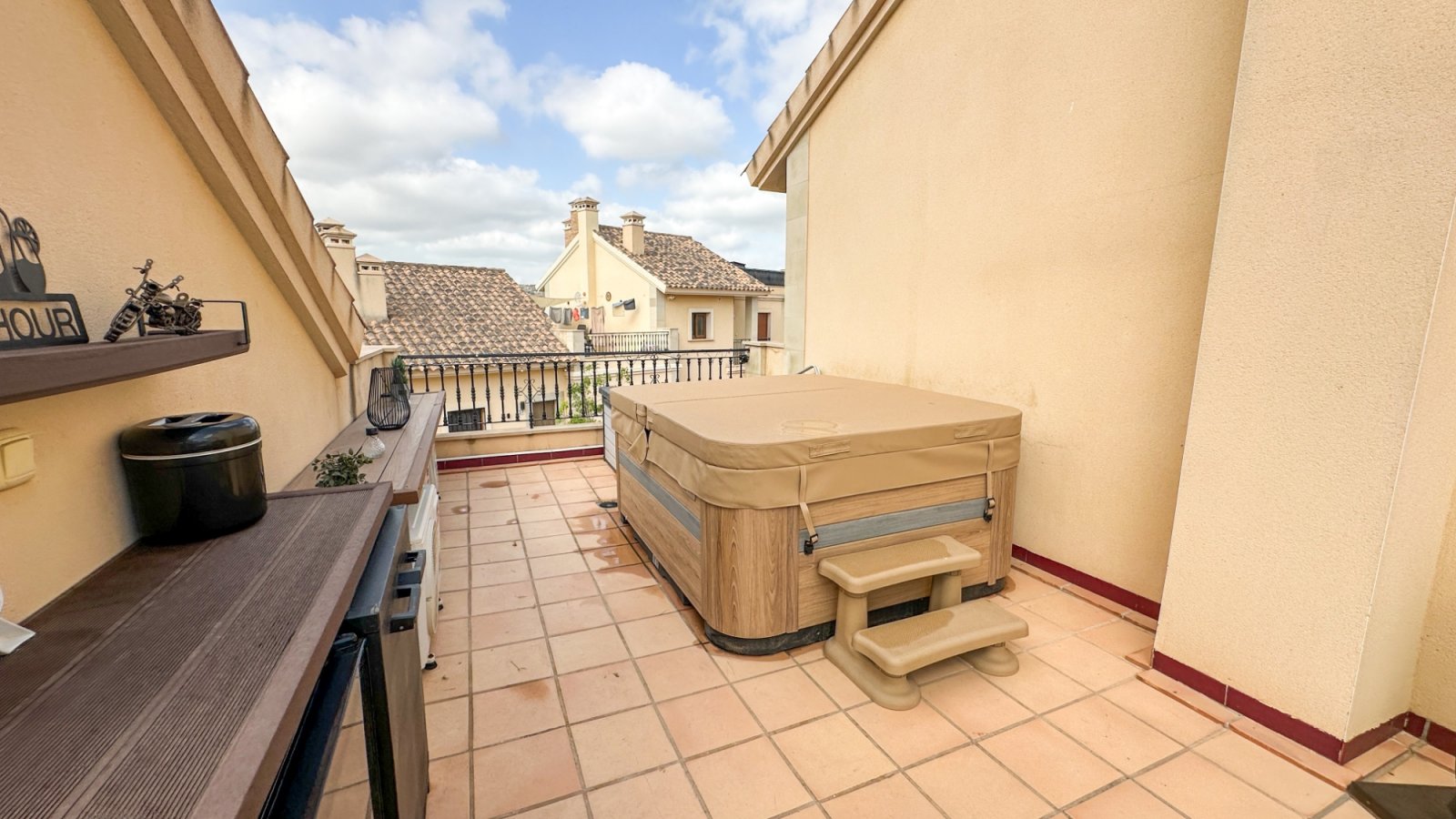Wunderschönes, ebenerdiges Reihenhaus mit 2 Schlafzimmern und 2 Badezimmern am La Finca Golf, Baujahr 2011. Dieses barrierefreie, treppenlose Zuhause