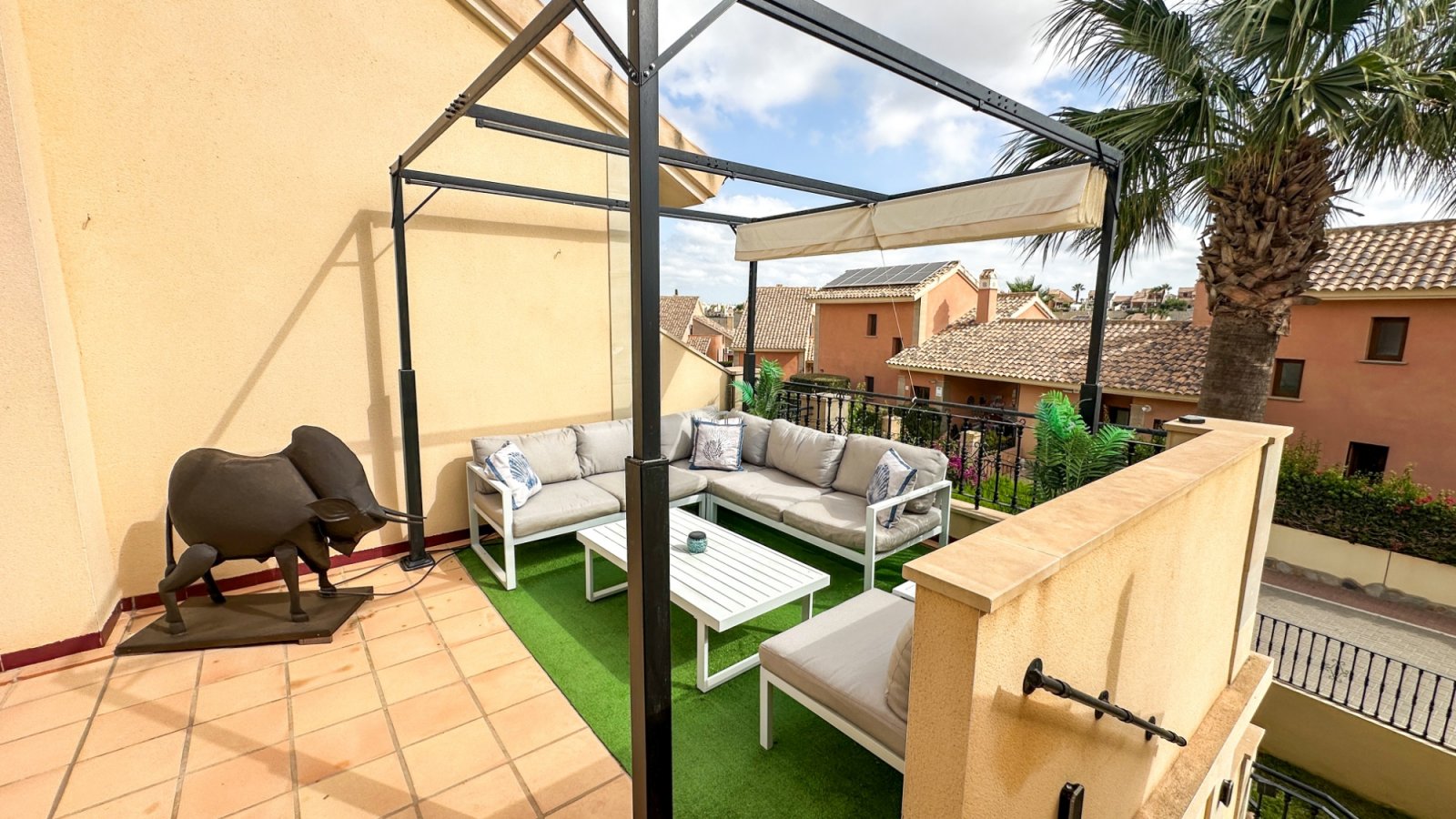 Wunderschönes, ebenerdiges Reihenhaus mit 2 Schlafzimmern und 2 Badezimmern am La Finca Golf, Baujahr 2011. Dieses barrierefreie, treppenlose Zuhause