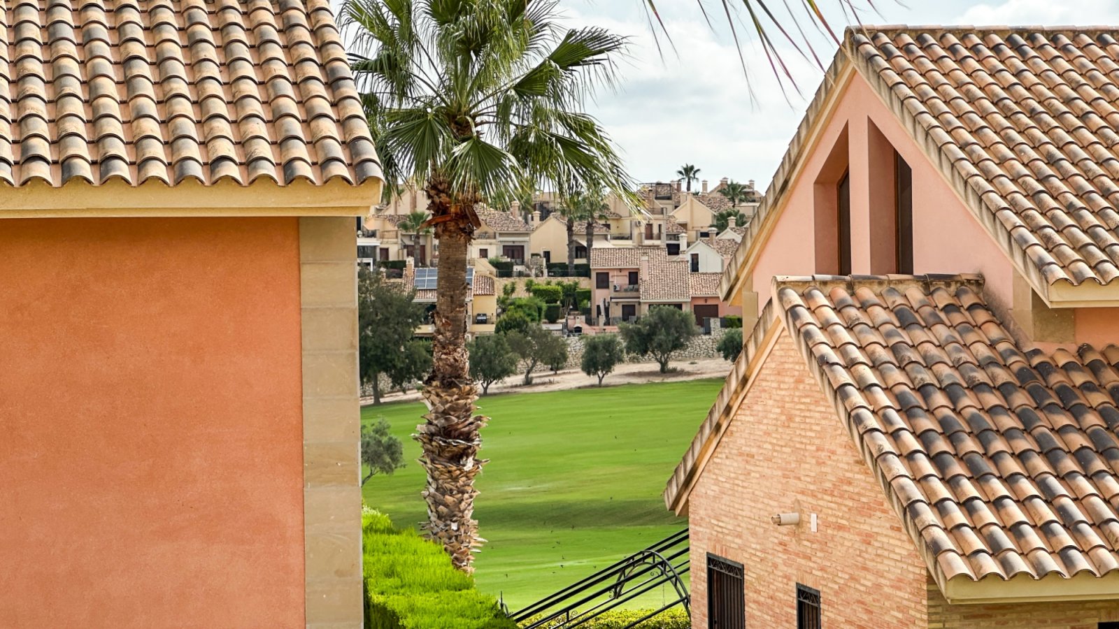Wunderschönes, ebenerdiges Reihenhaus mit 2 Schlafzimmern und 2 Badezimmern am La Finca Golf, Baujahr 2011. Dieses barrierefreie, treppenlose Zuhause