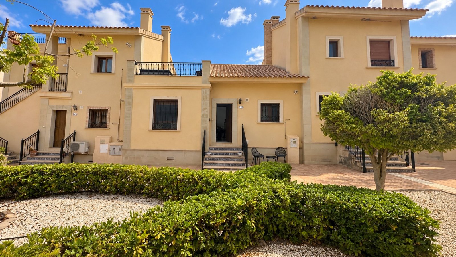 Wunderschönes, ebenerdiges Reihenhaus mit 2 Schlafzimmern und 2 Badezimmern am La Finca Golf, Baujahr 2011. Dieses barrierefreie, treppenlose Zuhause