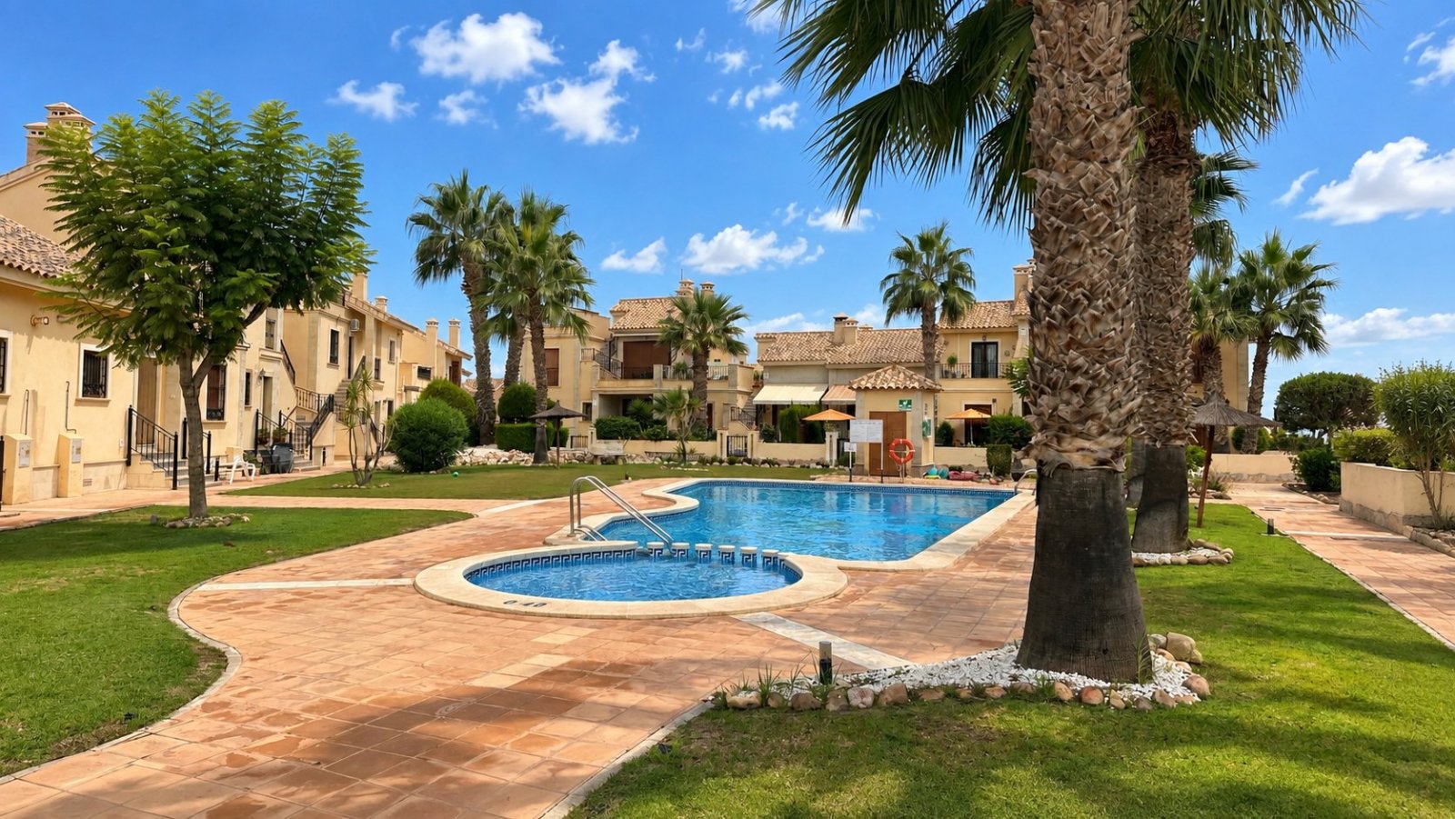 Wunderschönes, ebenerdiges Reihenhaus mit 2 Schlafzimmern und 2 Badezimmern am La Finca Golf, Baujahr 2011. Dieses barrierefreie, treppenlose Zuhause