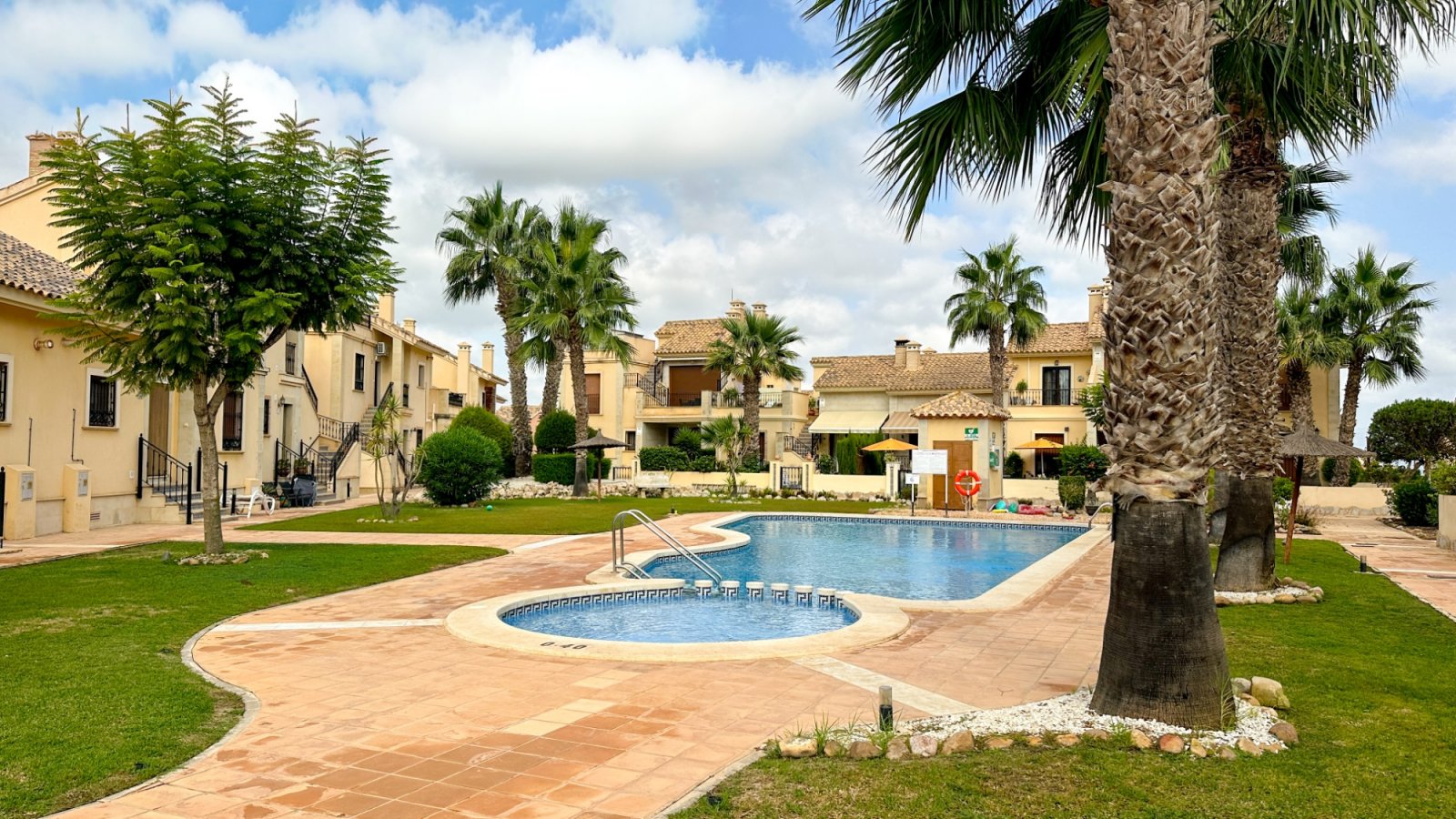 Wunderschönes, ebenerdiges Reihenhaus mit 2 Schlafzimmern und 2 Badezimmern am La Finca Golf, Baujahr 2011. Dieses barrierefreie, treppenlose Zuhause