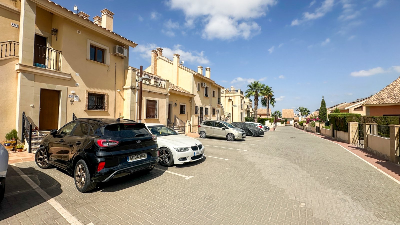 Wunderschönes, ebenerdiges Reihenhaus mit 2 Schlafzimmern und 2 Badezimmern am La Finca Golf, Baujahr 2011. Dieses barrierefreie, treppenlose Zuhause