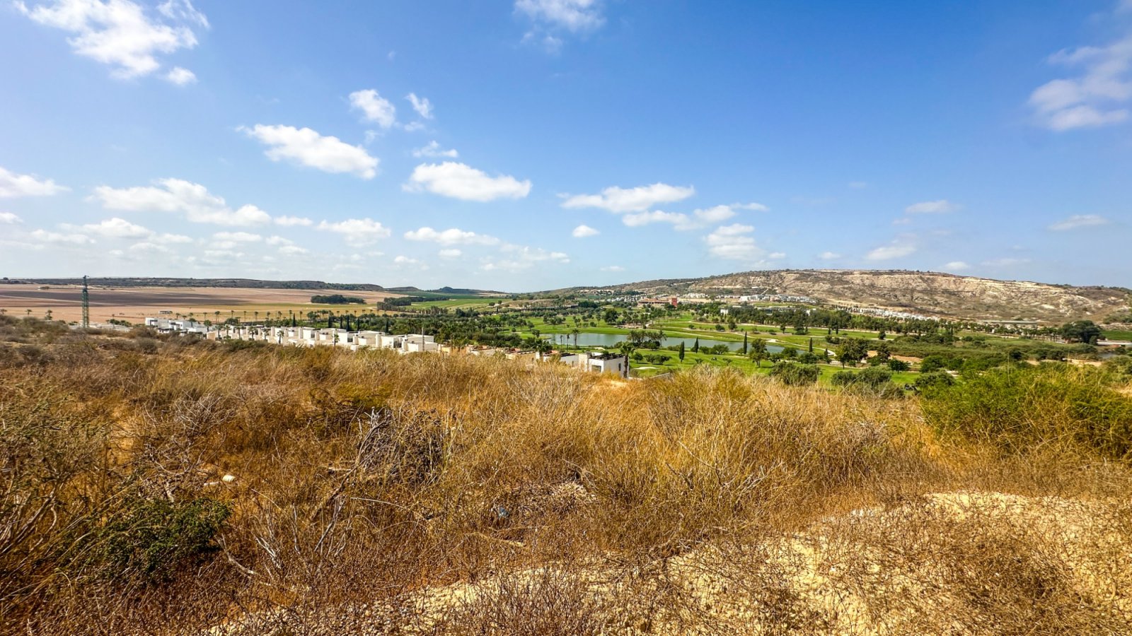 Wunderschönes, ebenerdiges Reihenhaus mit 2 Schlafzimmern und 2 Badezimmern am La Finca Golf, Baujahr 2011. Dieses barrierefreie, treppenlose Zuhause