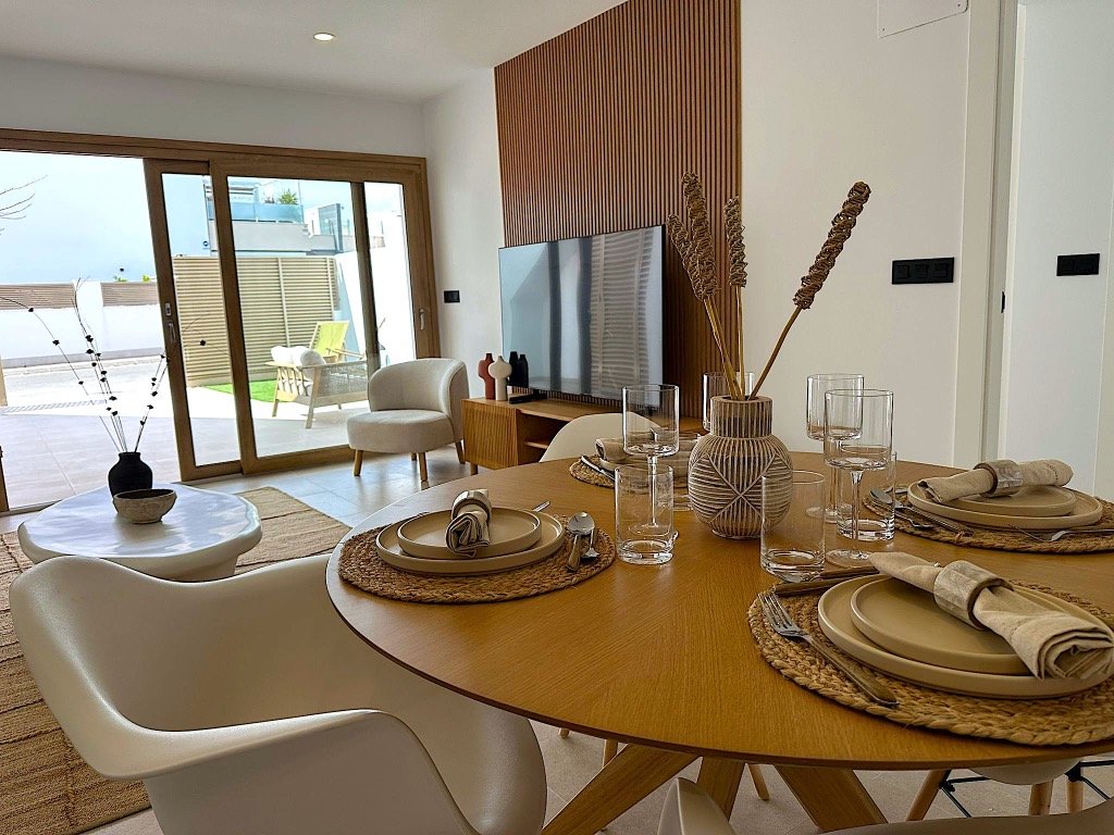 Im charmanten Ort San Pedro del Pinatar gelegen, bieten diese exklusiven Bungalows eine einzigartige Gelegenheit, das Leben an der Costa Cálida zu ge