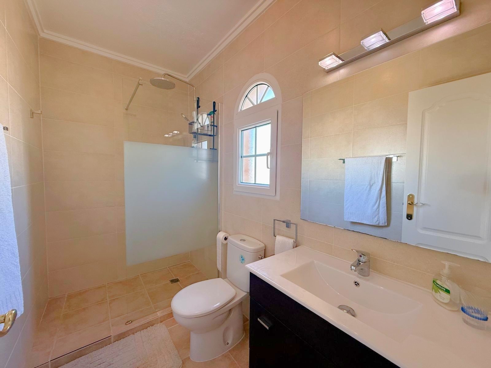This apartment has lovely views over the communal pool and garden area along with views down to the sea from its south facing balcony and roof terra