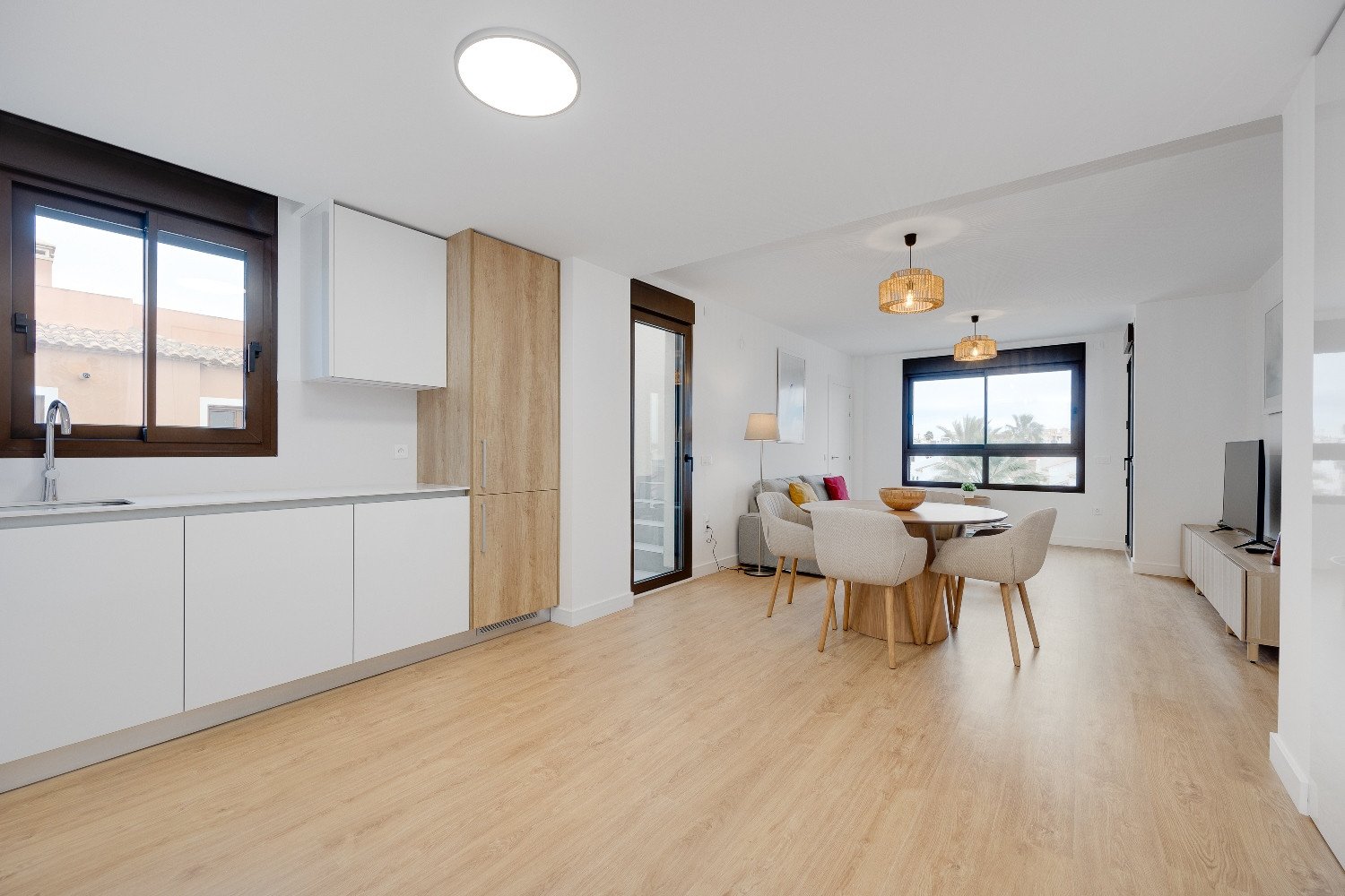 Brandneues Penthouse mit privatem Solarium in Villamartín, PAU 8 Orihuela Costa. Entdecken Sie diese dritte Etage Penthouse mit Aufzug, in der belie