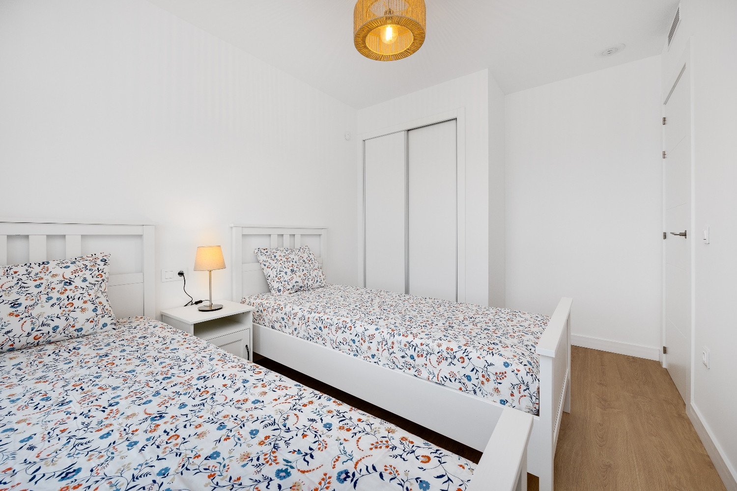 Brandneues Penthouse mit privatem Solarium in Villamartín, PAU 8 Orihuela Costa. Entdecken Sie diese dritte Etage Penthouse mit Aufzug, in der belie