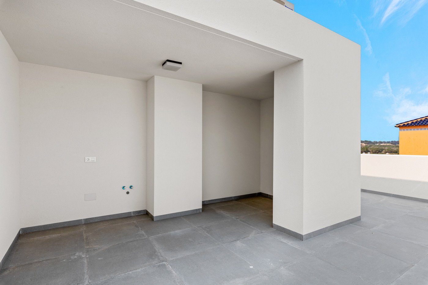 Brandneues Penthouse mit privatem Solarium in Villamartín, PAU 8 Orihuela Costa. Entdecken Sie diese dritte Etage Penthouse mit Aufzug, in der belie