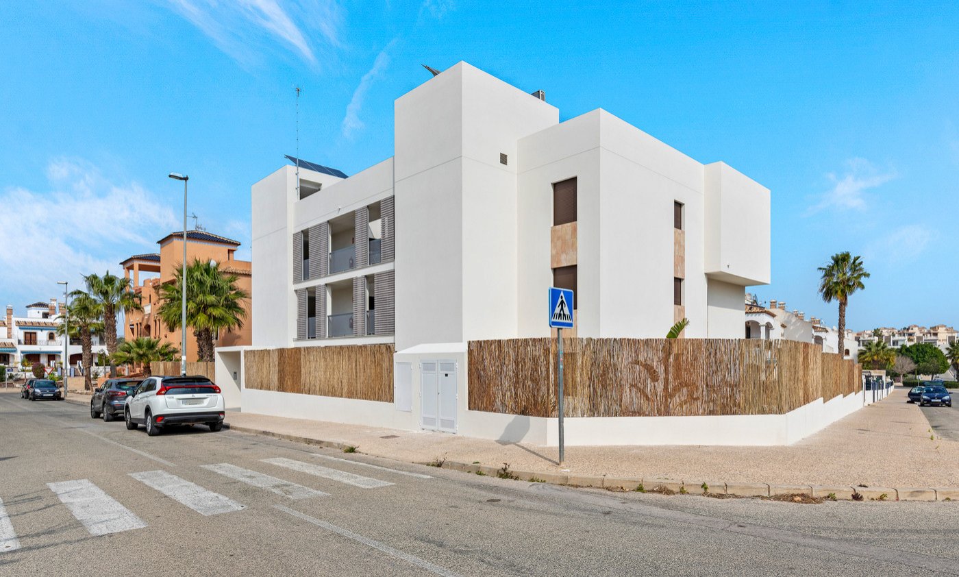 Brandneues Penthouse mit privatem Solarium in Villamartín, PAU 8 Orihuela Costa. Entdecken Sie diese dritte Etage Penthouse mit Aufzug, in der belie