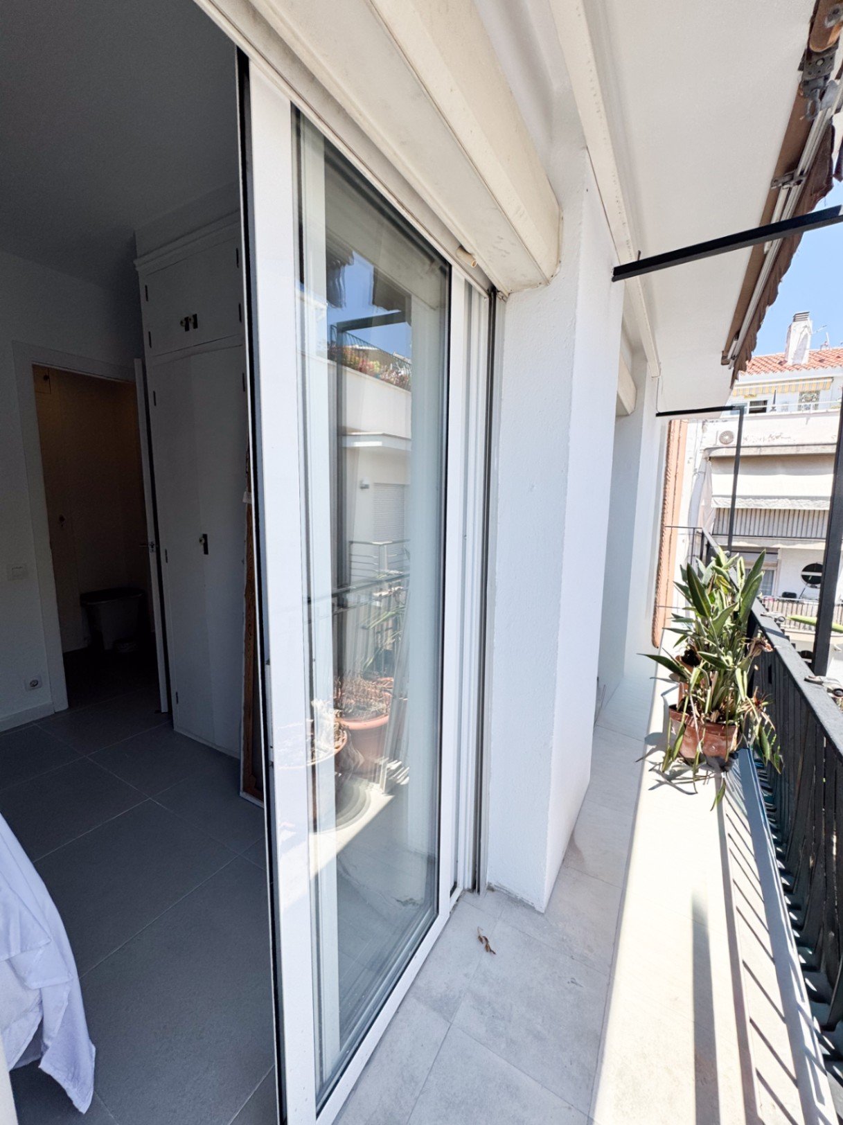 Suchen Sie ein Zuhause mitten im Zentrum, aber ohne Lärm? Diese wunderschön renovierte Wohnung bietet das Beste aus beiden Welten. Mit 79 m² Baufl