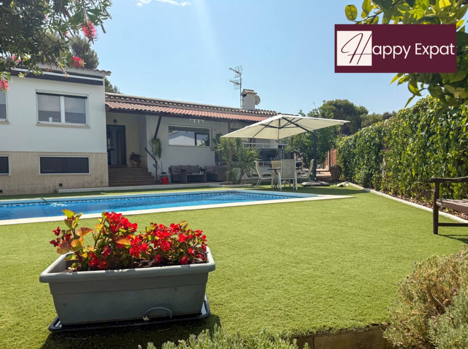 Sant Pere de Ribes: Atemberaubende Freistehende Villa mit Privatpool und Üppigem Garten in Mas den Serra
Eingebettet in den ruhigsten und begehrtesten Teil des a Sant Pere de Ribes: Atemberaubende Freistehende Villa mit Privatpool und Üppigem Garten in Mas den Serra
Eingebettet in den ruhigsten und begehrtesten Teil des a