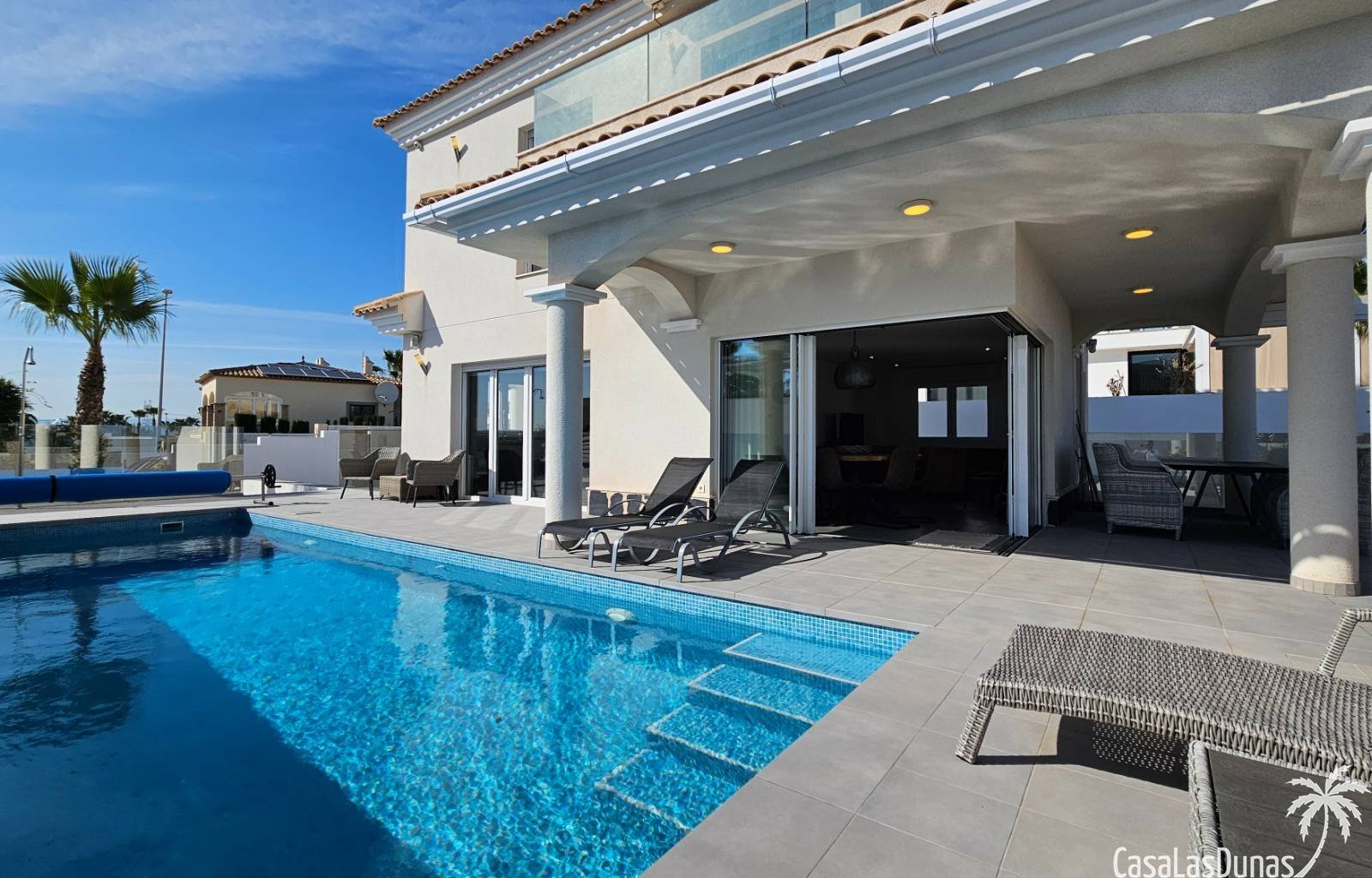 Die Villa Kiro ist ein luxuriöses Refugium im malerischen Dorf La Marina an der spanischen Costa. Diese prächtige Villa erstreckt sich über drei Etag