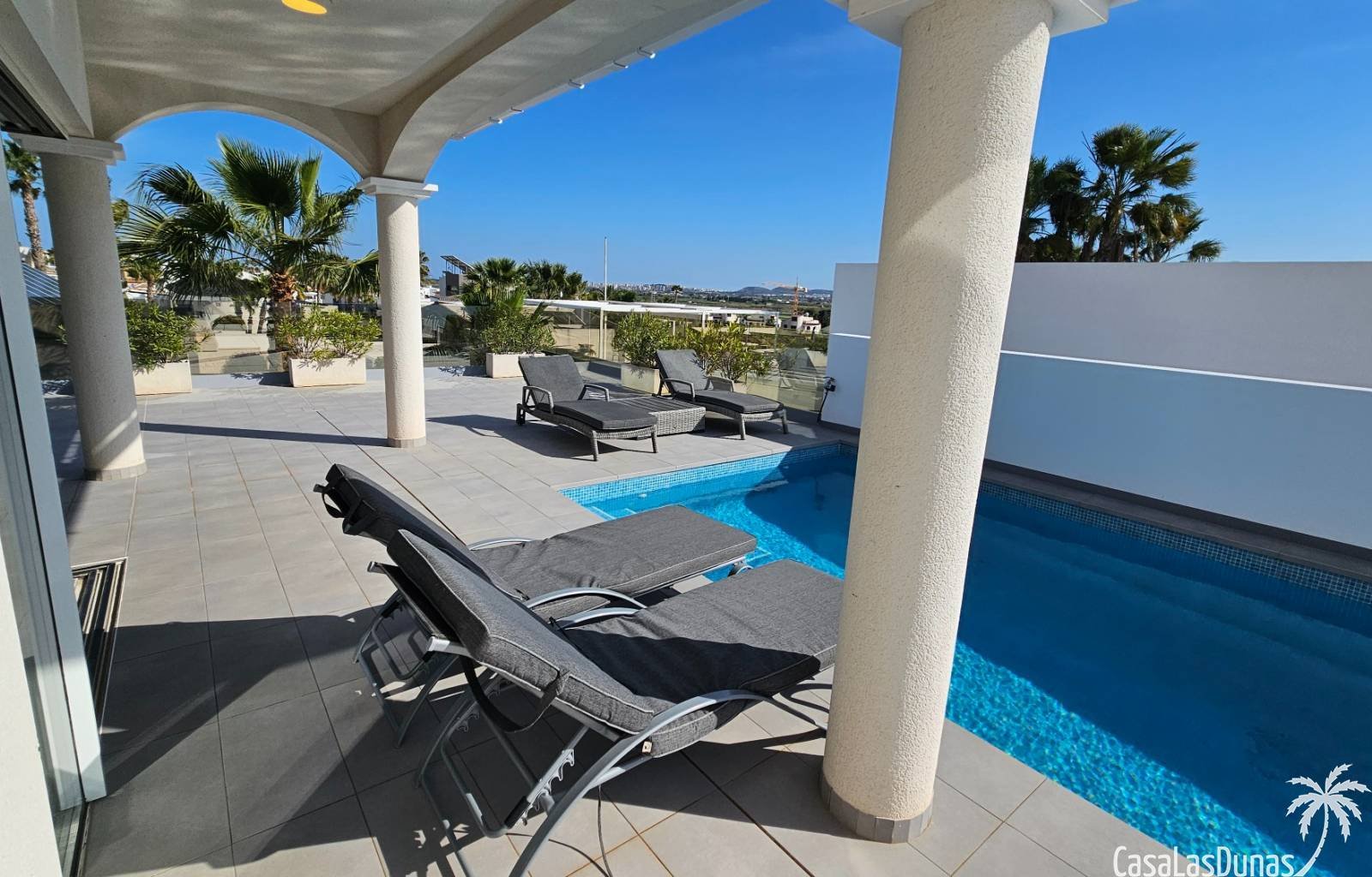 Die Villa Kiro ist ein luxuriöses Refugium im malerischen Dorf La Marina an der spanischen Costa. Diese prächtige Villa erstreckt sich über drei Etag