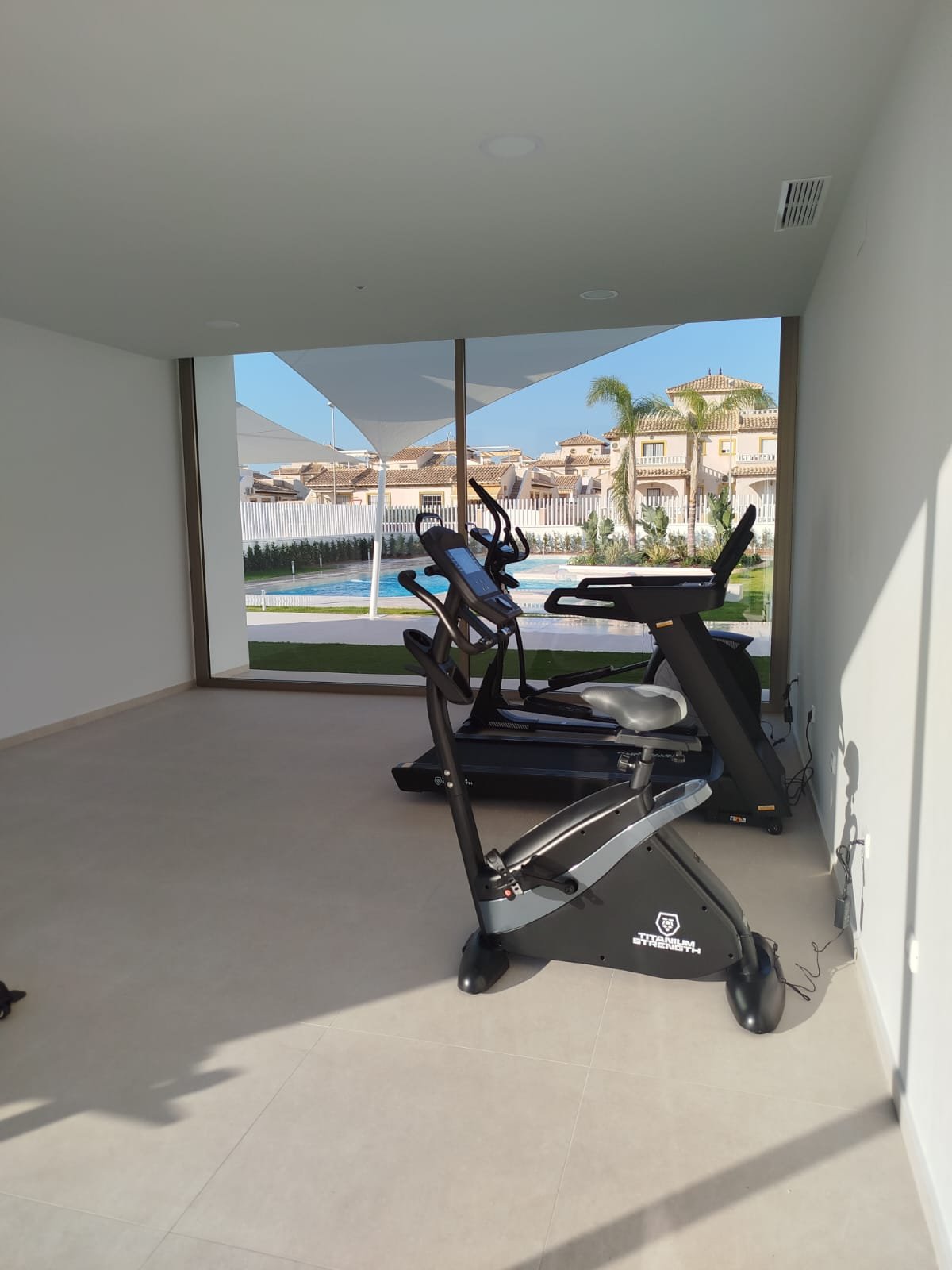 In der prestigeträchtigen Gegend von Cabo Roig gelegen, bietet diese Wohnanlage eine Auswahl von 23 Immobilien, darunter Apartments, Erdgeschosswohnu