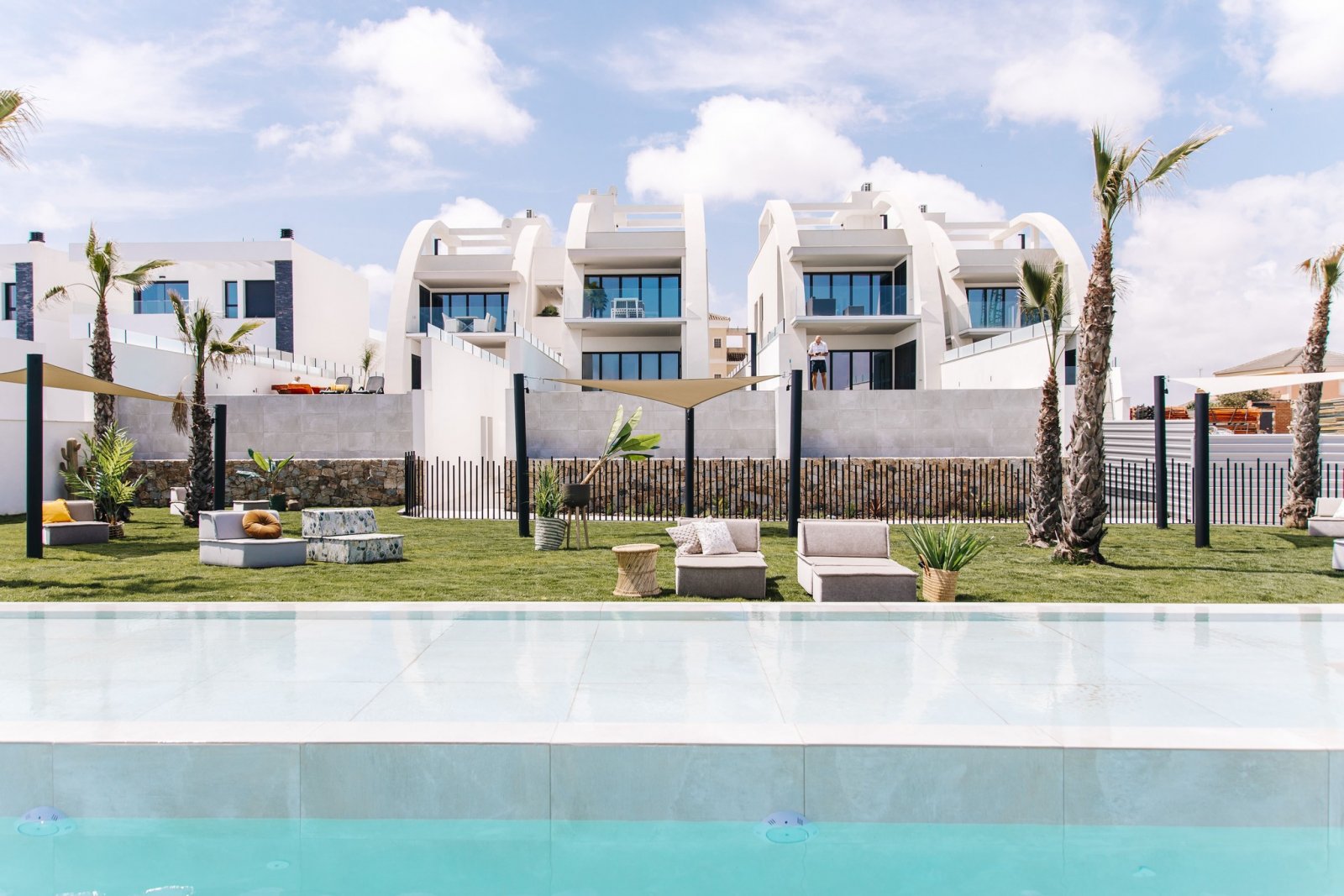 In der charmanten Ciudad Quesada gelegen, bietet dieser Wohnkomplex eine Auswahl von 10 High-Bungalow und Low-Bungalow Immobilien. Die Lage ist ideal