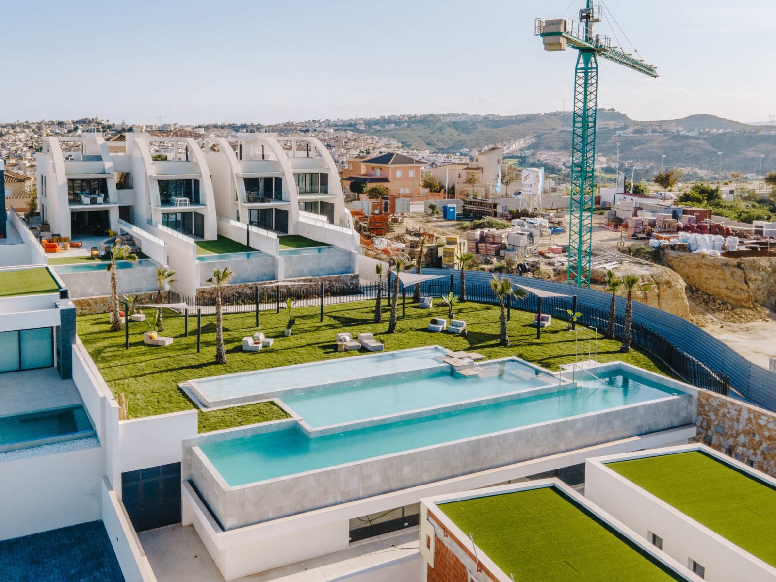 In der charmanten Ciudad Quesada gelegen, bietet dieser Wohnkomplex eine Auswahl von 10 High-Bungalow und Low-Bungalow Immobilien. Die Lage ist ideal