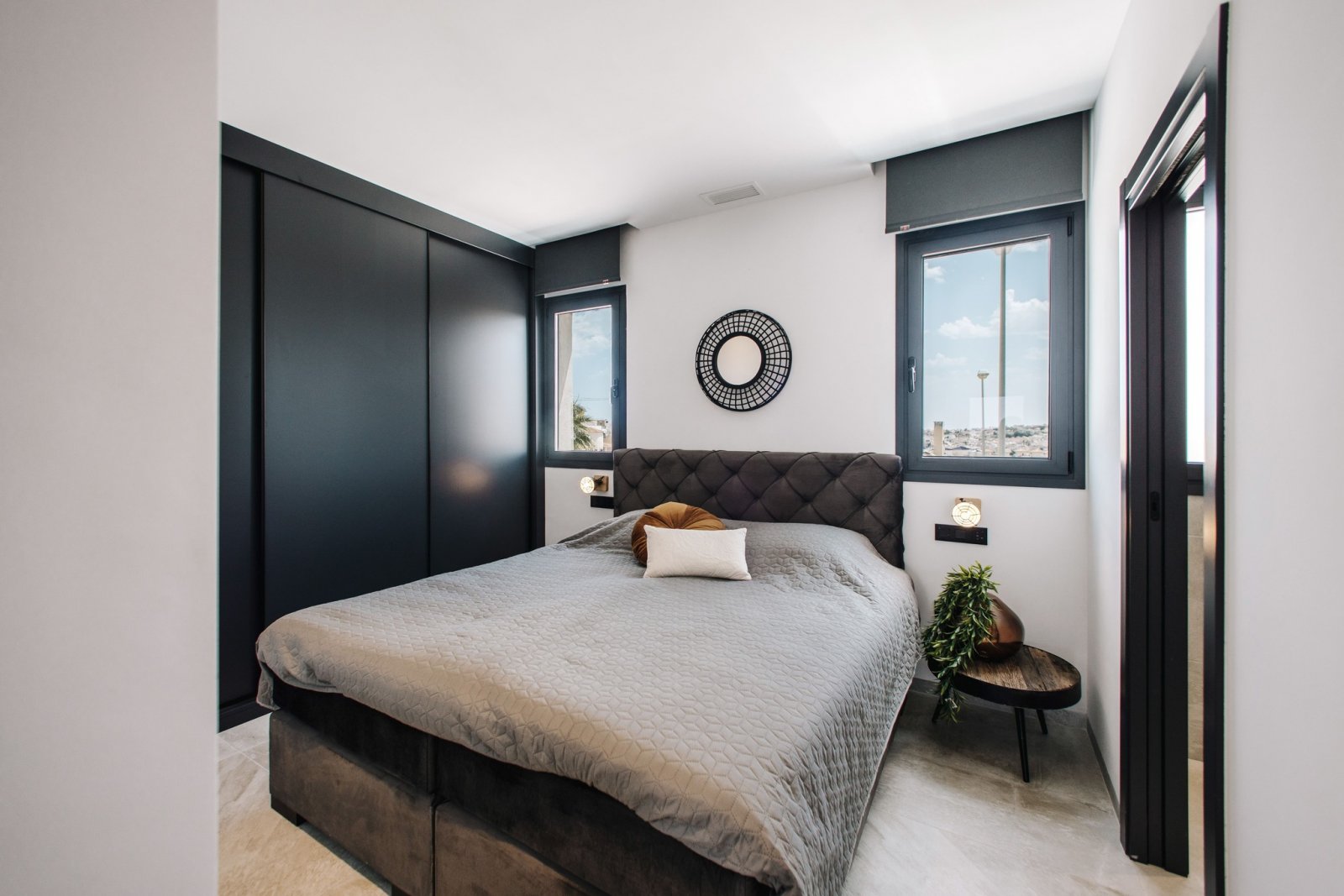 In der charmanten Ciudad Quesada gelegen, bietet dieser Wohnkomplex eine Auswahl von 10 High-Bungalow und Low-Bungalow Immobilien. Die Lage ist ideal