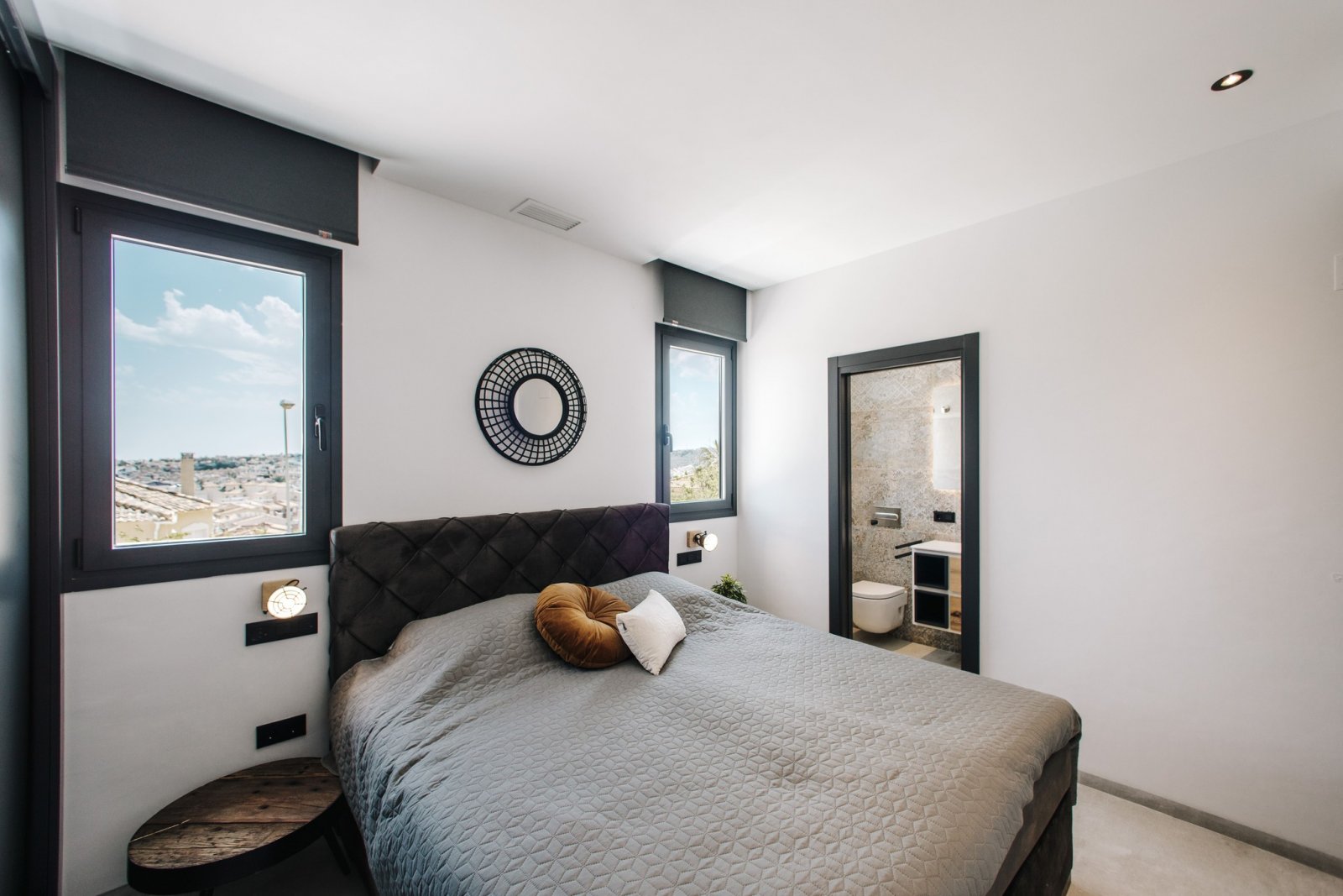In der charmanten Ciudad Quesada gelegen, bietet dieser Wohnkomplex eine Auswahl von 10 High-Bungalow und Low-Bungalow Immobilien. Die Lage ist ideal