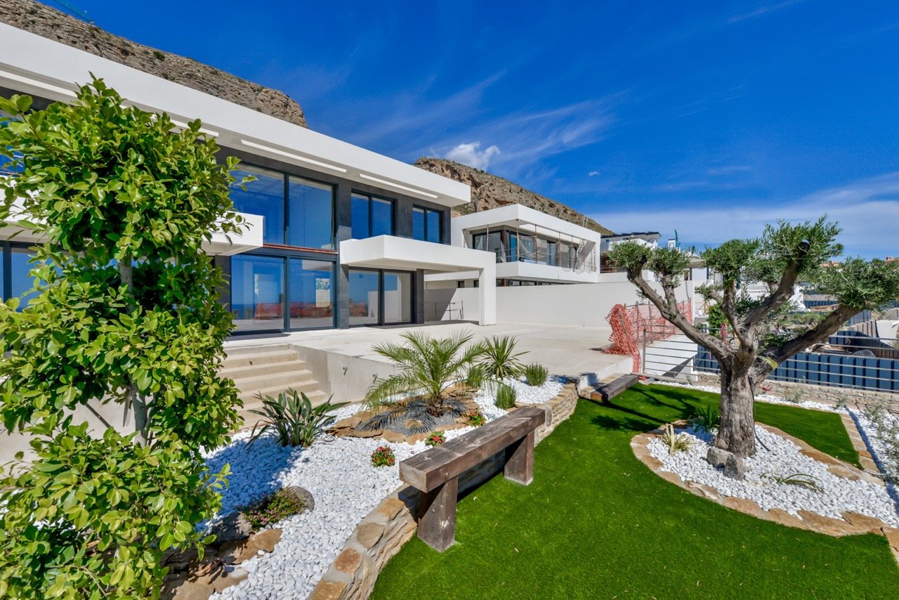 In der prestigeträchtigen Gegend von Golf Bahía gelegen, bieten diese exklusiven Villen ein unvergleichliches Wohnerlebnis. Mit nur drei verfügbaren