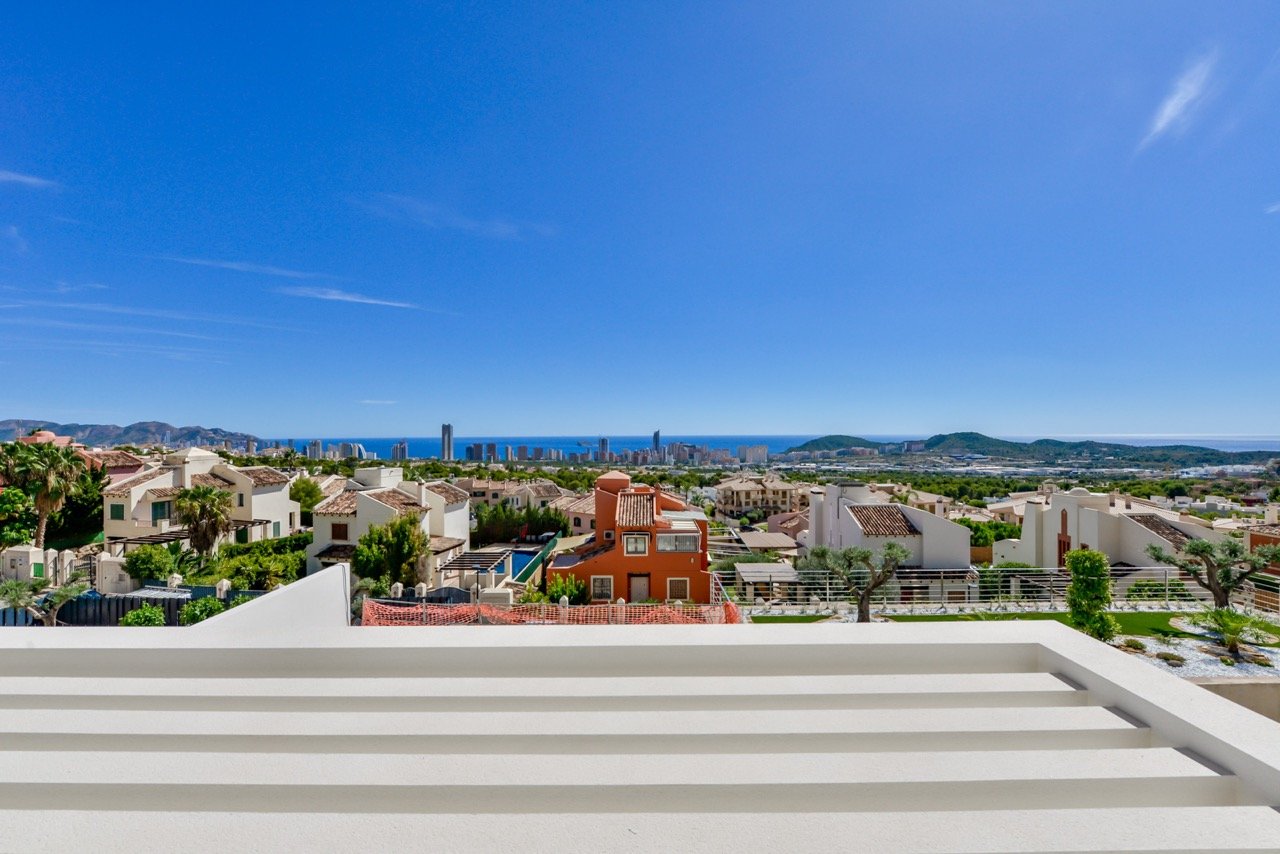 In der prestigeträchtigen Gegend von Golf Bahía gelegen, bieten diese exklusiven Villen ein unvergleichliches Wohnerlebnis. Mit nur drei verfügbaren